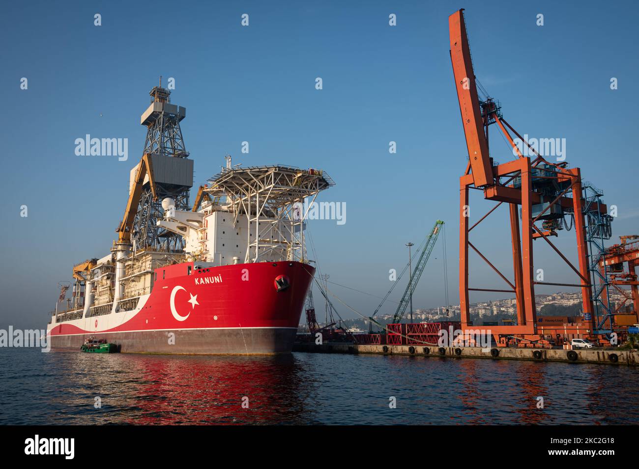 Am 24. Oktober 2020 wurde das Kanuni-Bohrschiff zur Wartung im Hafen Haydarpasa in Istanbul, Türkei, angedockt, bevor die geplanten Bohrungen im Schwarzen Meer durchgeführt wurden. (Foto von Diego Cupolo/NurPhoto) Stockfoto