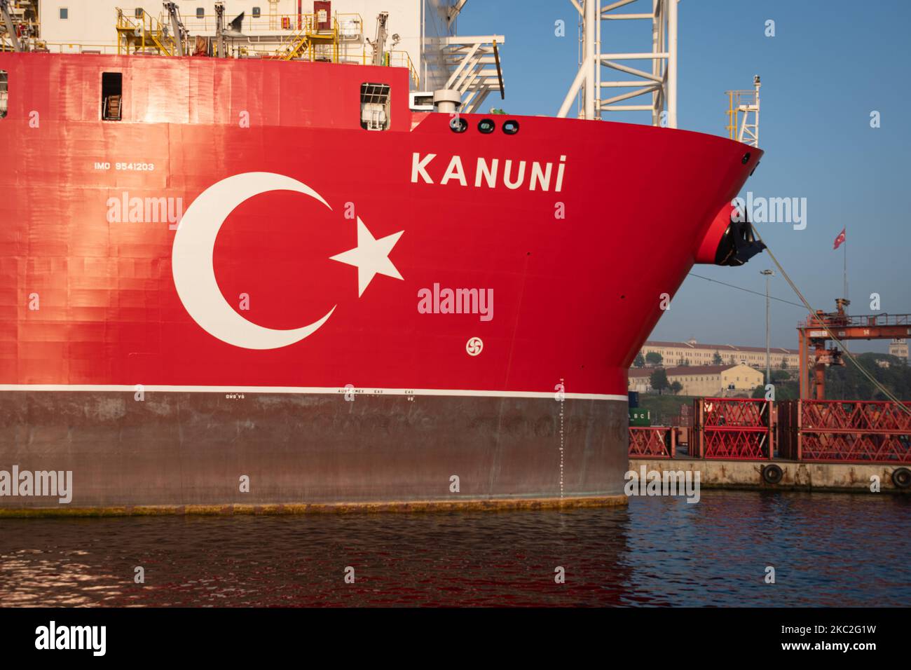 Am 24. Oktober 2020 wurde das Kanuni-Bohrschiff zur Wartung im Hafen Haydarpasa in Istanbul, Türkei, angedockt, bevor die geplanten Bohrungen im Schwarzen Meer durchgeführt wurden. (Foto von Diego Cupolo/NurPhoto) Stockfoto