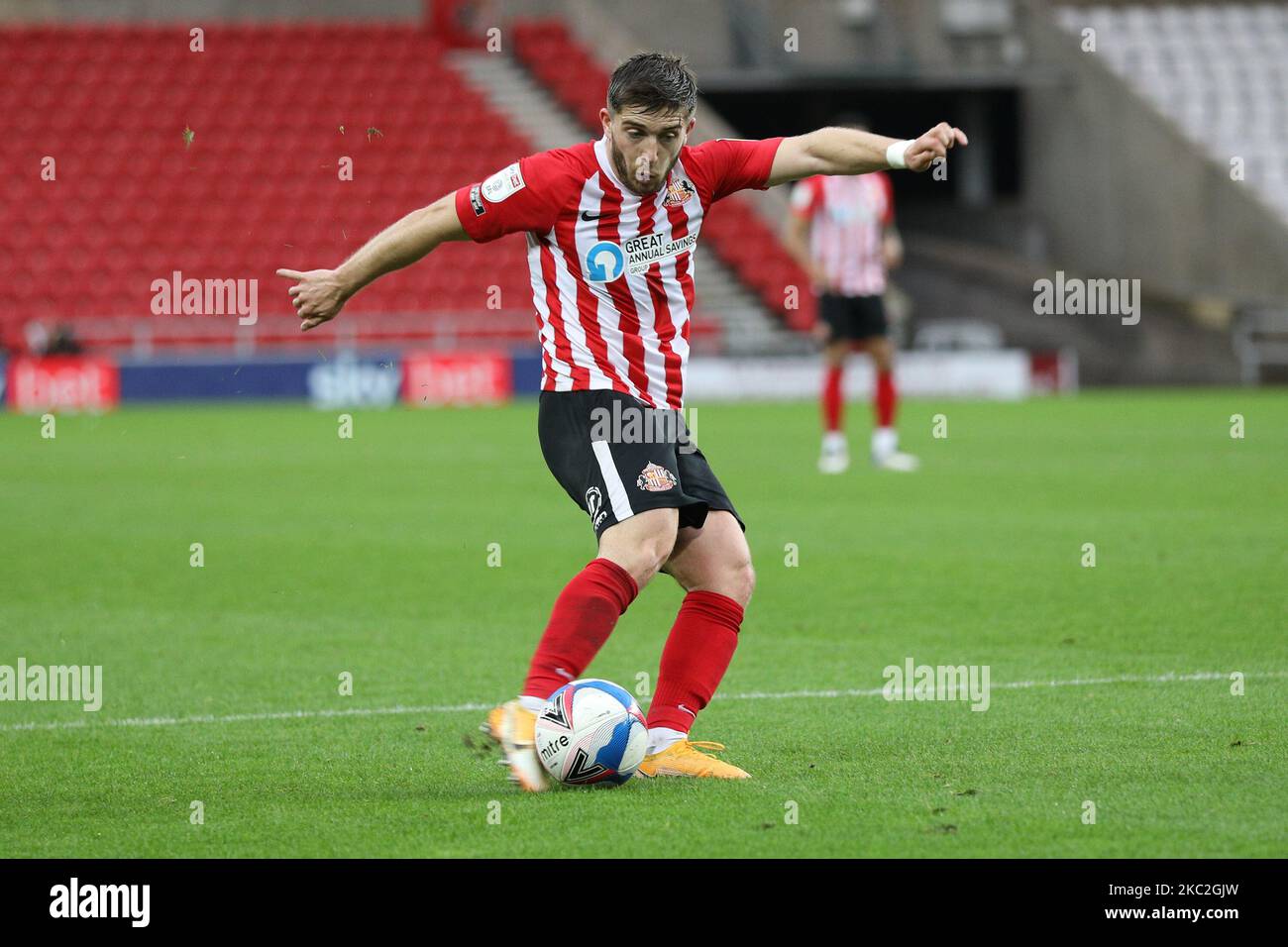 Lynden Gooch von Sunderland hat während des Sky Bet League 1-Spiels zwischen Sunderland und Portsmouth am Samstag, dem 24.. Oktober 2020, im Stadium of Light in Sunderland einen Schuss gemacht. (Foto von Robert Smith/MI News/NurPhoto) Stockfoto