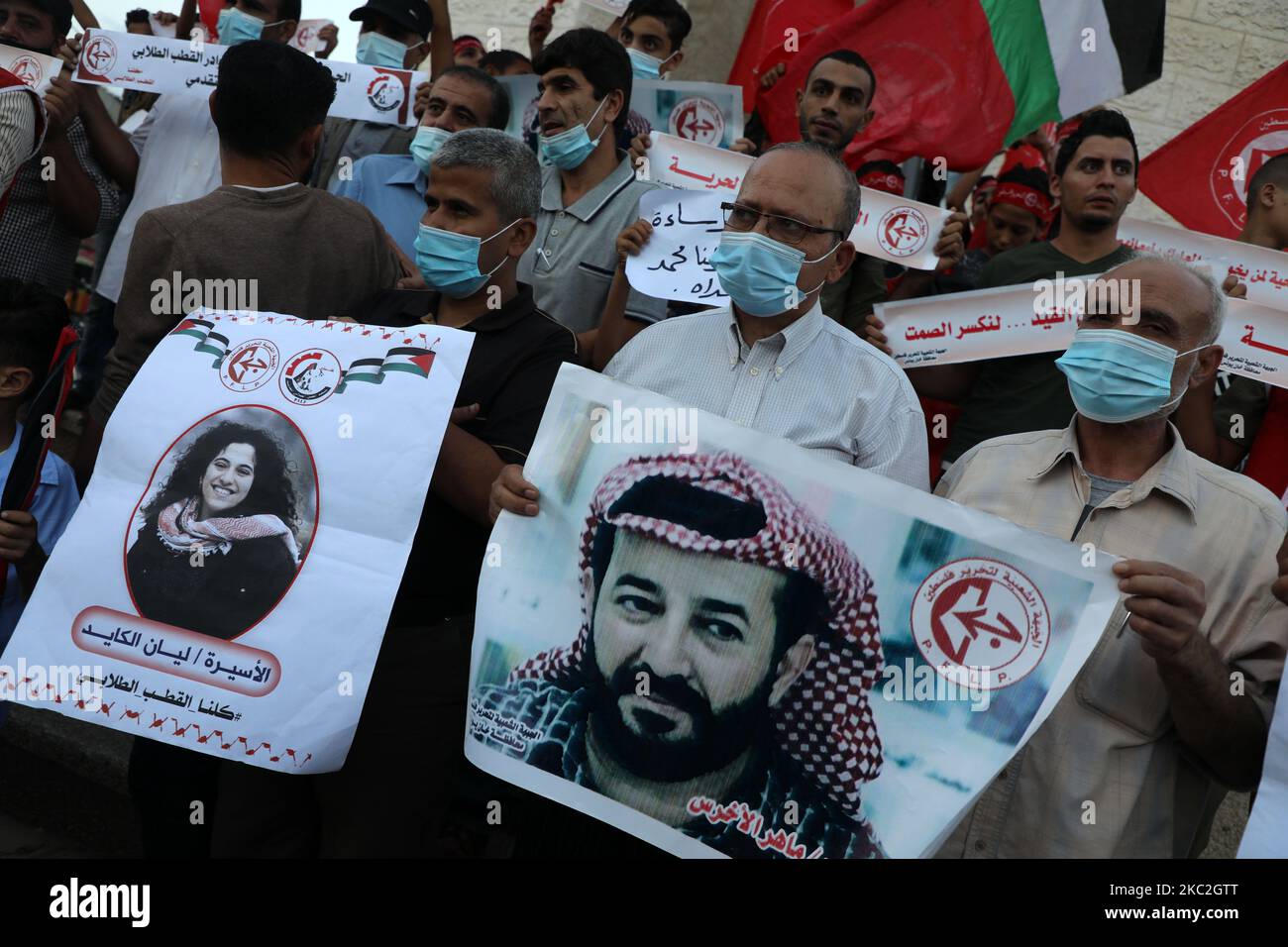 Die Palästinenser tragen Plakate, die die Freilassung des in israelischer Haft inhaftierten Verwaltungshäftlings Maher al-Akhras während einer Demonstration in der Stadt Rafah im südlichen Gazastreifen am 24. Oktober 2020 fordern, nachdem sich sein Gesundheitszustand während eines fast 89-tägigen Hungerstreiks verschlechtert hat. - Maher al-Akhras, 49, wurde in der Nähe von Nablus verhaftet und in Verwaltungshaft genommen, eine Politik, die Israel anwendet, um mutmaßliche Militante ohne Anklage zu halten. Der verheiratete Vater von sechs Kindern begann seinen Streik, um gegen die Politik zu protestieren. Er wurde zuvor mehrere Male von Israel verhaftet, was ihm vorwirft, Verbindungen zum I zu haben Stockfoto