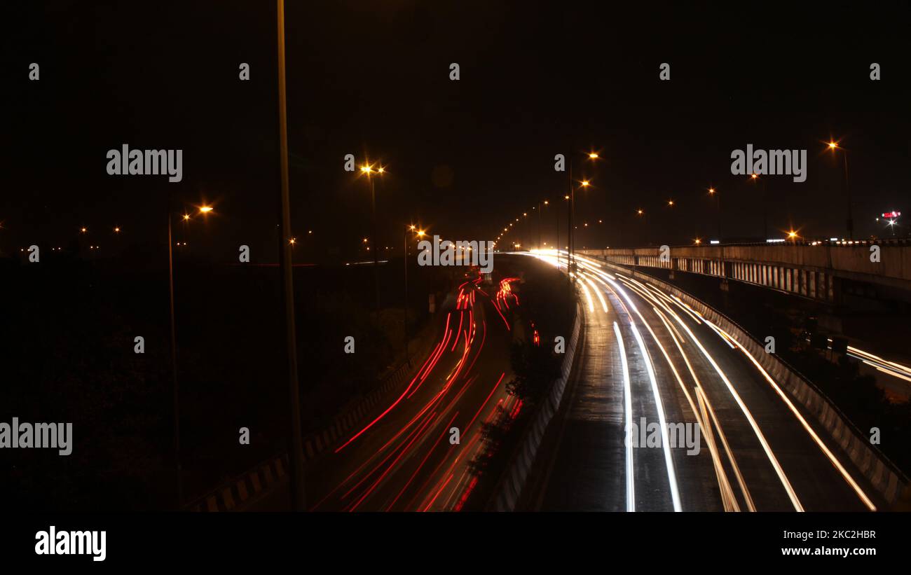 Am 24. Oktober 2020 werden durch einen Überflug in Neu-Delhi, Indien, leichte Wege zurückgelassen. Die Luftqualität in Delhi blieb am Samstag in der Kategorie „sehr schlecht“, wobei der Luftqualitätsindex (AQI) bei 347 lag. Die Regierung von Delhi hat ihre Anti-Umweltkampagne „Rotes Licht an, Gaadi aus“ gestartet, für die sie 2.500 Umweltmarschall bei 100 Verkehrssignalen in der ganzen Stadt eingesetzt hat, um Bewusstsein zu schaffen und die Umweltverschmutzung durch Fahrzeuge einzudämmen. (Foto von Mayank Makhija/NurPhoto) Stockfoto