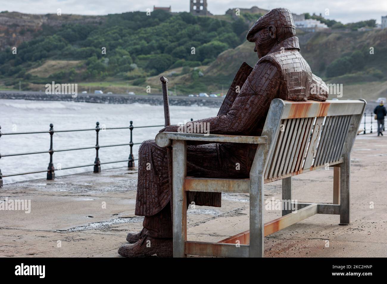 Statue von Freddie Gilroy aus verwittertem Stahl auf einer Bank in North Bay Scarborough North Yorkshire England Stockfoto