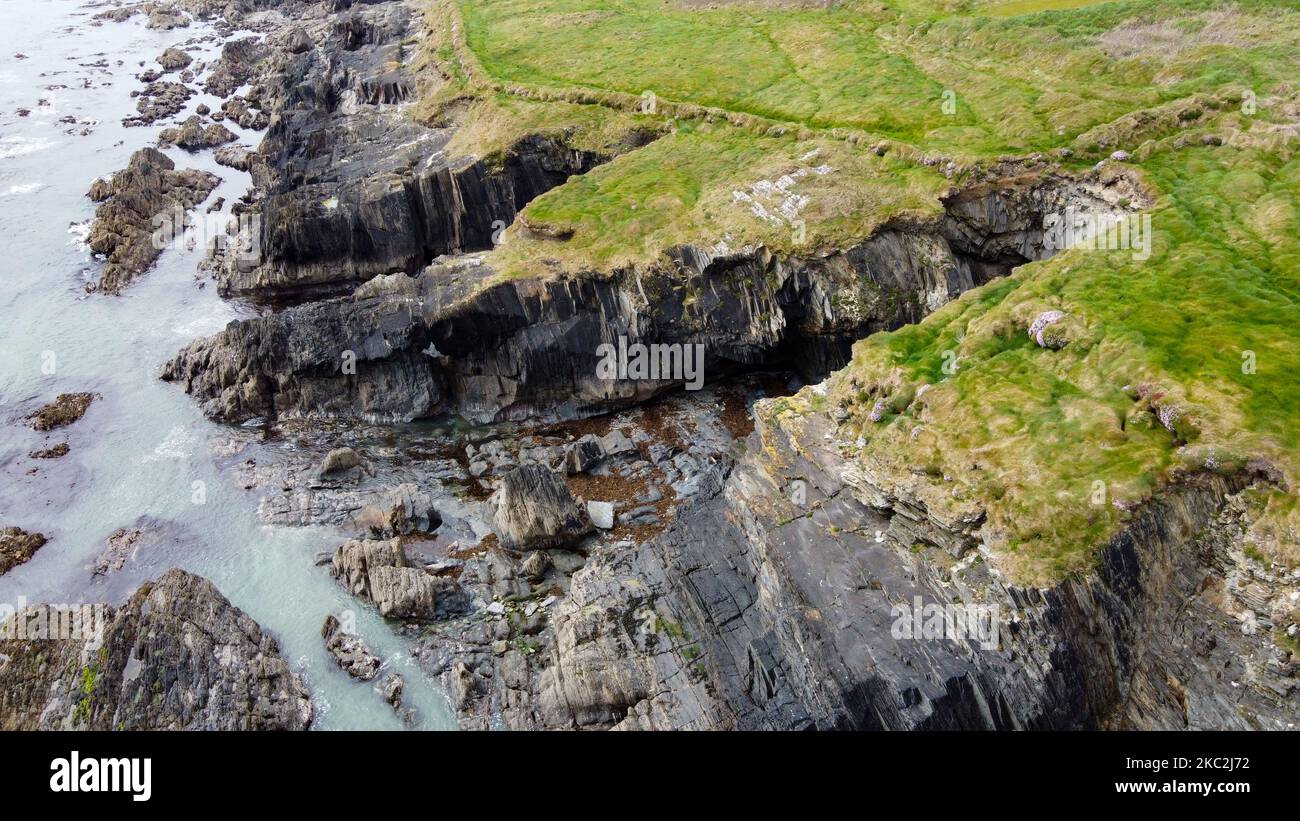Landschaften auf dem Wild Atlantic Way, Irland. Natürliche Attraktionen Nordeuropas. Küstenklippen des Atlantischen Ozeans. Steinriff und Meerwasser. Stockfoto