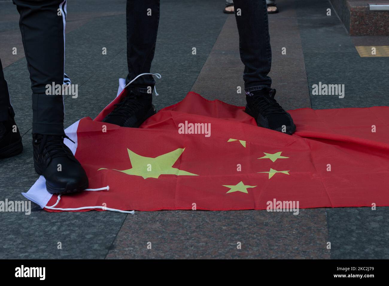 Eine Gruppe von Demonstranten, die am 25. Oktober 2020 in Taipei, Taiwan, die chinesische Flagge mit Füßen getreten haben. Am Samstag marschierten Taiwan, Tibeter, Hongkonger, Thailänder und Menschen aus anderen Nationen in den Straßen der taiwanesischen Hauptstadt Taipei, um 12 prodemokratische Demonstranten in Hongkong zu unterstützen, die vom chinesischen Regime unter dem neuen Sicherheitsgesetz verhaftet wurden. (Foto von Jose Lopes Amaral/NurPhoto) Stockfoto