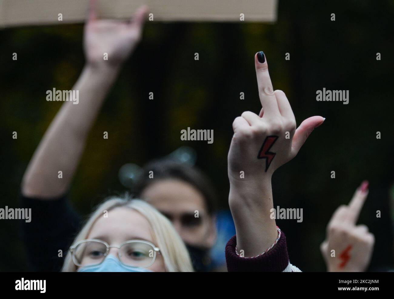 Die Pro-Choice-Demonstranten machen während der Demonstration Gesten, während sie vor einer kleinen Gruppe von Pro-Life-Anti-Demonstranten vorbeigehen. Tausende Menschen jeden Alters marschierten zum vierten Tag in einer Reihe von Protesten gegen das neue Abtreibungsgesetz erneut in Krakau und anderen polnischen Städten ein. Der Protest ist eine direkte Reaktion auf das Urteil des Obersten Gerichtshofs Polens vom Donnerstag, wonach das bestehende Gesetz zur Genehmigung der Schwangerschaftsabbruch für Fötus gegen die Verfassung verstößt und damit eines der strengsten Abtreibungsregime in Europa verschärft. Am Sonntag, den 25. Oktober 2020, in Krakau, Polen. (Foto von Artur Widak/N Stockfoto