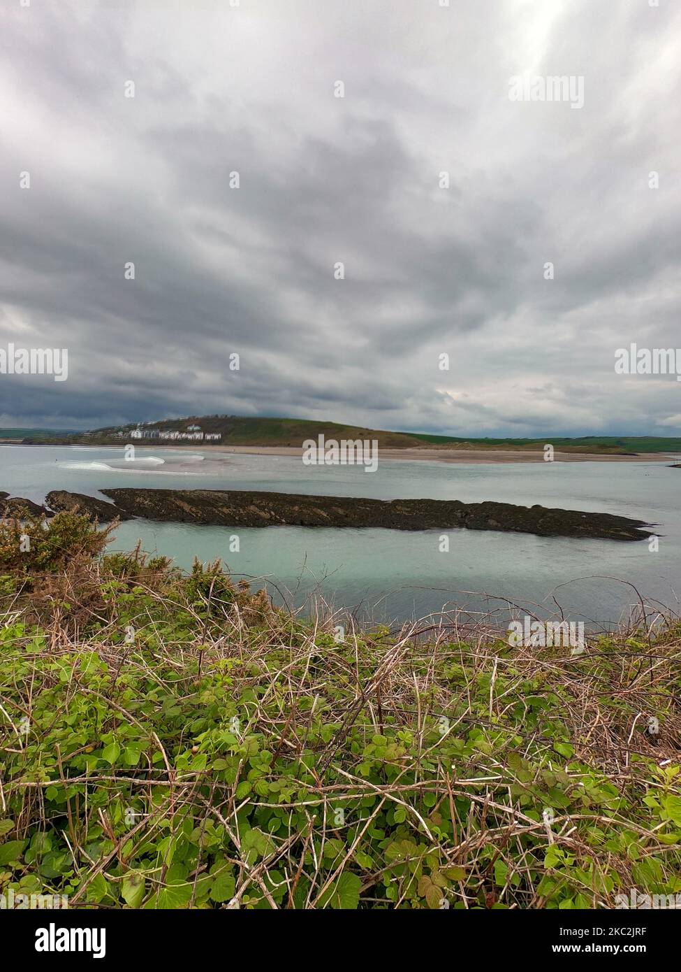 Blick auf die Clonakilty Bay an einem bewölkten Tag. Düsterer grauer Himmel über der Küste. Wunderschöne Meereslandschaft. Die Küste des Südens von Irland, Grafschaft Cork. Stockfoto