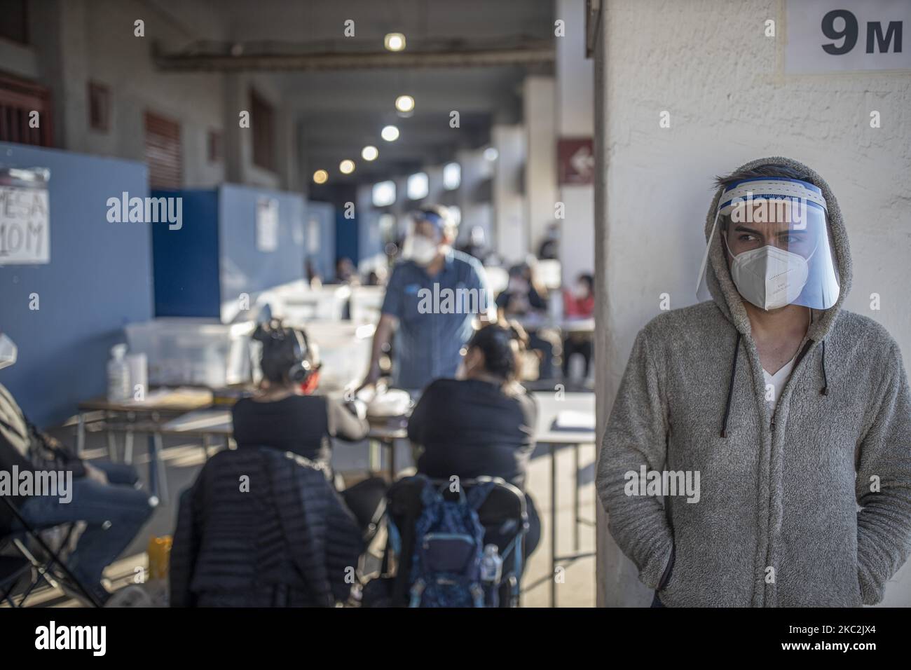 Die chilenische Bevölkerung im Wahllokal während des nationalen Referendums am 25. Oktober 2020 in Santiago, Chile. (Foto von Felsnadel Vargas Figueroa/NurPhoto) Stockfoto
