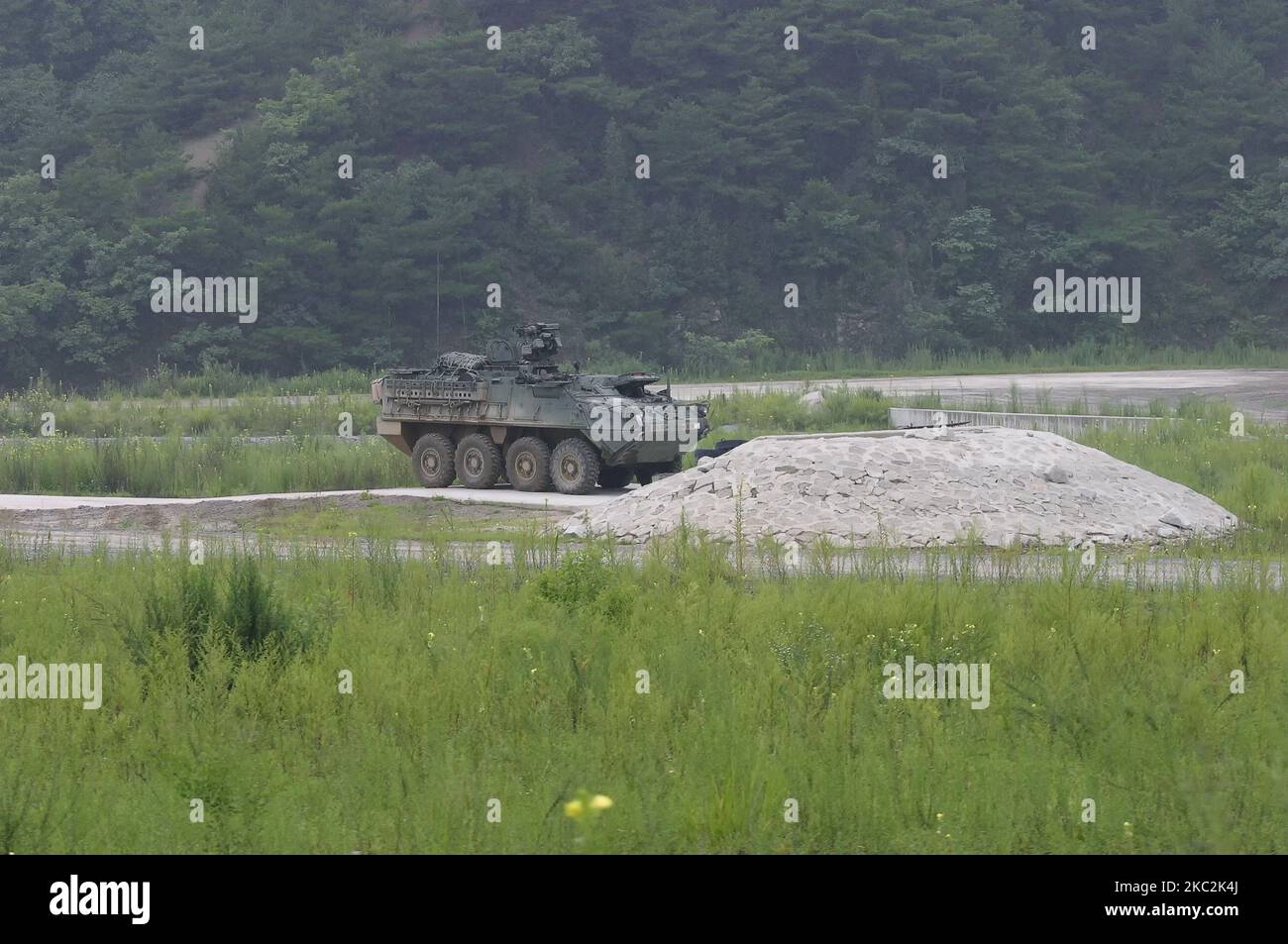 Die U.S. Military Stryker Brigade nimmt am 4. August 2003 an einer jährlichen Übung auf dem Live-Feuerwehrbereich von Rodriguez in Pocheon, Südkorea, Teil. (Foto von Seung-il Ryu/NurPhoto) Stockfoto