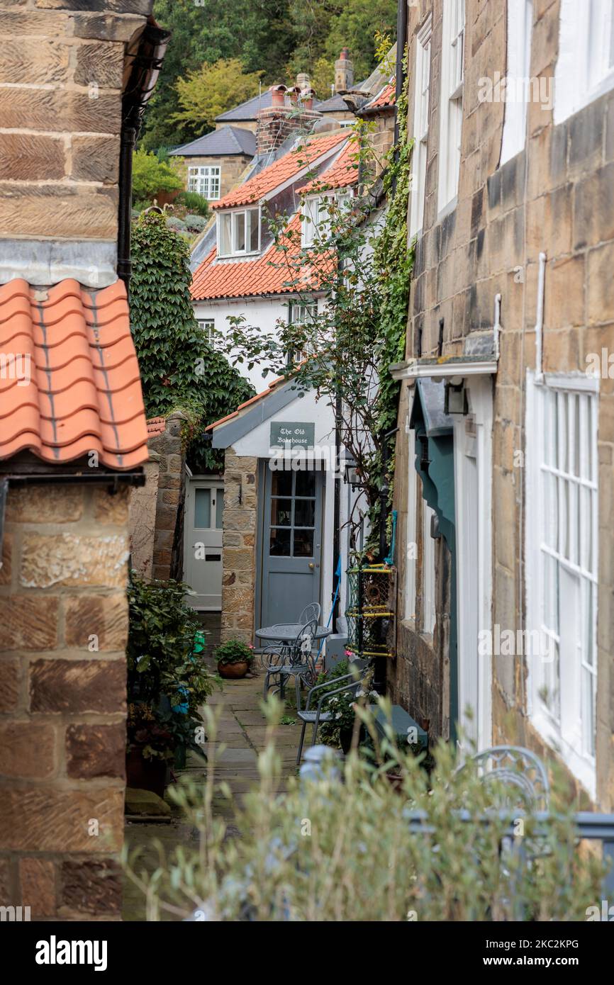 Character Cottages in den engen Kopfsteinpflasterstraßen Robin Hood Bay North Yorkshire England Stockfoto