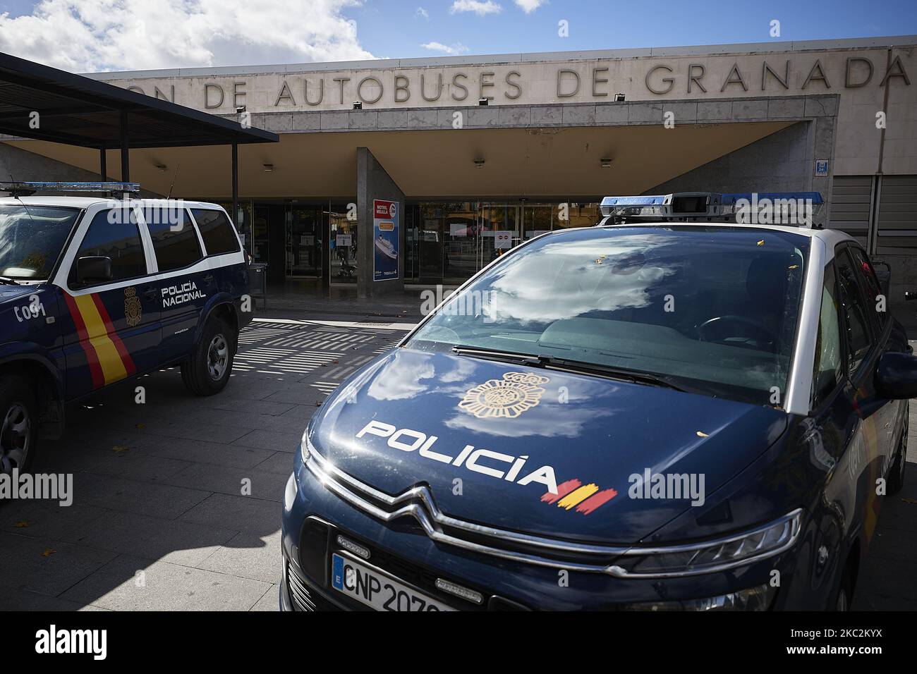 Am 26. Oktober 2020 in Granada, Spanien, bewachen zwei Polizeiwagen den Eingang des Busbahnhofs von Granada. Granada und sein Ballungsgebiet haben ihren Umfang eingeschränkt und die Bewegung zwischen den Ortschaften ist begrenzt. In ähnlicher Weise hat die spanische Regierung den nationalen Ausnahmezustand ausgerufen und zwischen 11pm und 6am eine Ausgangssperre verhängt, um einen neuen Anstieg der Infektionen mit dem Coronavirus (COVID-19) zu bekämpfen. (Foto von Fermin Rodriguez/NurPhoto) Stockfoto