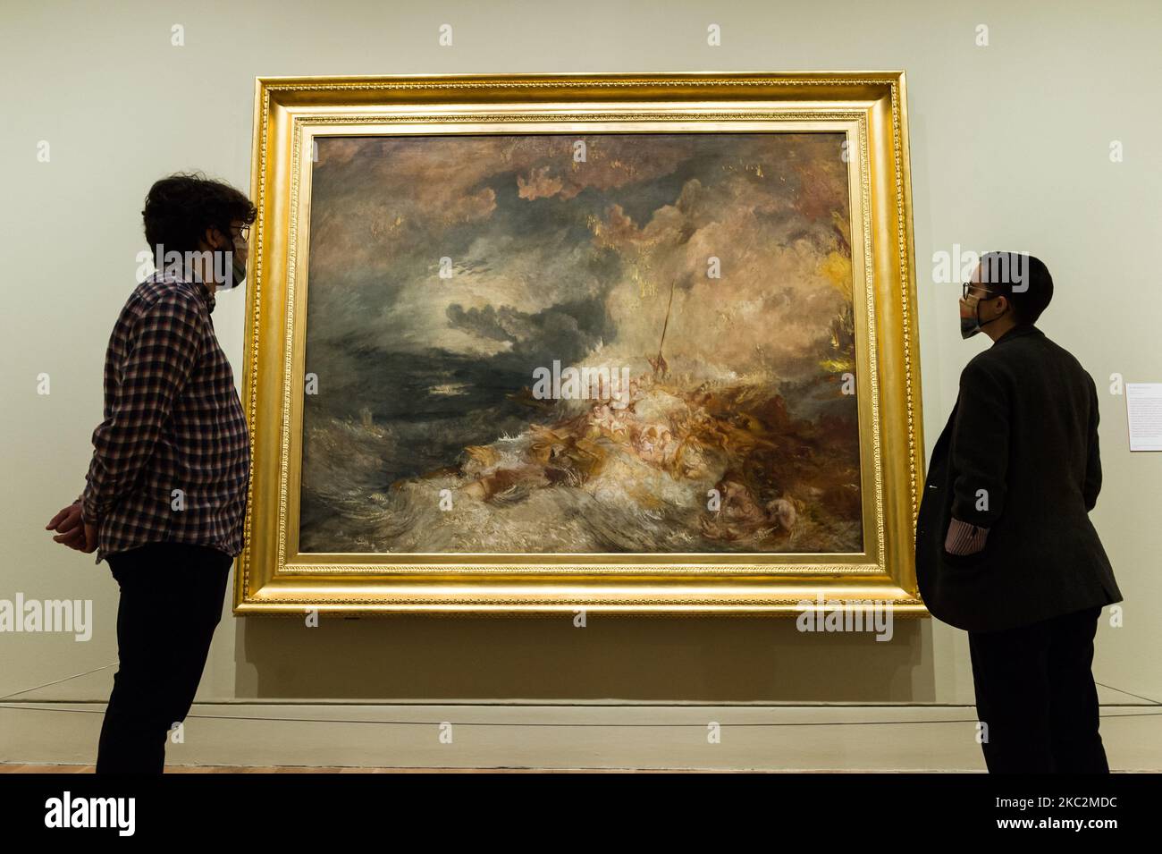 (NUR ZUR REDAKTIONELLEN VERWENDUNG) Mitarbeiter der Galerie betrachten „A Disaster at Sea“, um 1835 von JMW Turner (1775-1851) während einer Fotoausstellung zur Eröffnung der Ausstellung „Turner's Modern World“ in der Tate Britain (28. Oktober 2020 - 7. März 2021), die dem größten britischen Landschaftsmaler gewidmet ist, am 26. Oktober 2020 in London, England. (Foto von Wiktor Szymanowicz/NurPhoto) Stockfoto (NUR ZUR REDAKTIONELLEN VERWENDUNG) Mitarbeiter der Galerie betrachten „A Disaster at Sea“, um 1835 von JMW Turner (1775-1851) während einer Fotoausstellung zur Eröffnung der Ausstellung „Turner's Modern World“ in der Tate Britain (28. Oktober 2020 - 7. März 2021), die dem größten britischen Landschaftsmaler gewidmet ist, am 26. Oktober 2020 in London, England. (Foto von Wiktor Szymanowicz/NurPhoto) Stockfoto