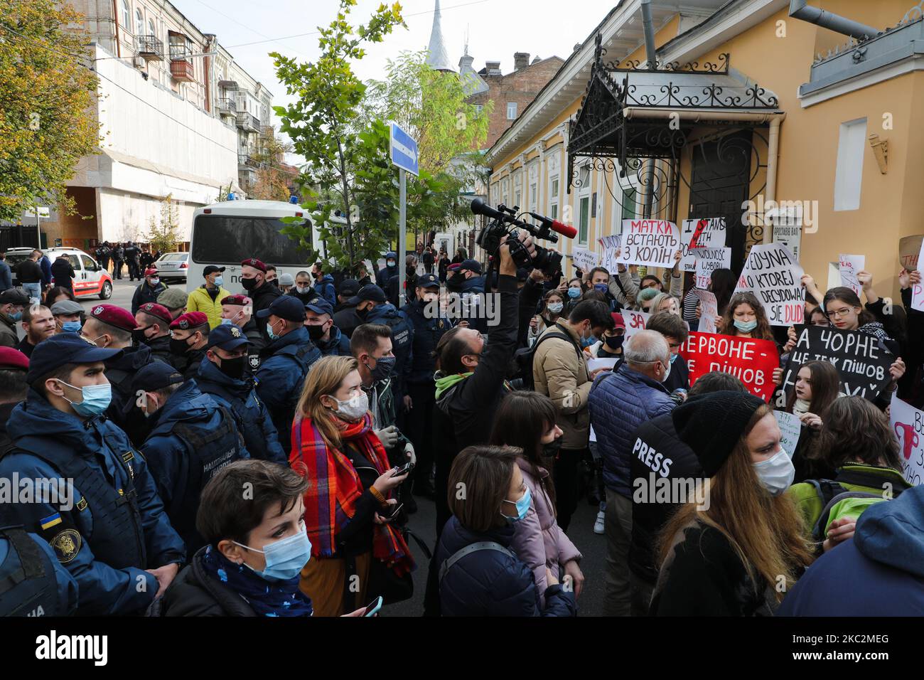 Die Polizei führt getrennte Kundgebungen für und gegen Abtreibungen in Kiew, Ukraine, am 26. Oktober 2020 durch. Unterstützer und Mitglieder feministischer Bewegungen versammeln sich vor der polnischen Botschaft zur Unterstützung polnischer Frauen, die gegen das Abtreibungsgesetz kämpfen. (Foto von Sergii Chartschenko/NurPhoto) Stockfoto
