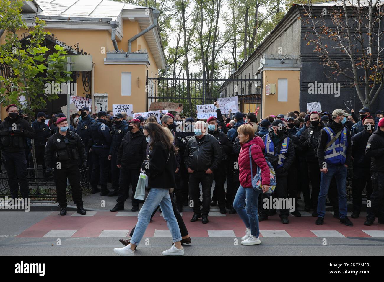 Die Polizei führt getrennte Kundgebungen für und gegen Abtreibungen in Kiew, Ukraine, am 26. Oktober 2020 durch. Unterstützer und Mitglieder feministischer Bewegungen versammeln sich vor der polnischen Botschaft zur Unterstützung polnischer Frauen, die gegen das Abtreibungsgesetz kämpfen. (Foto von Sergii Chartschenko/NurPhoto) Stockfoto