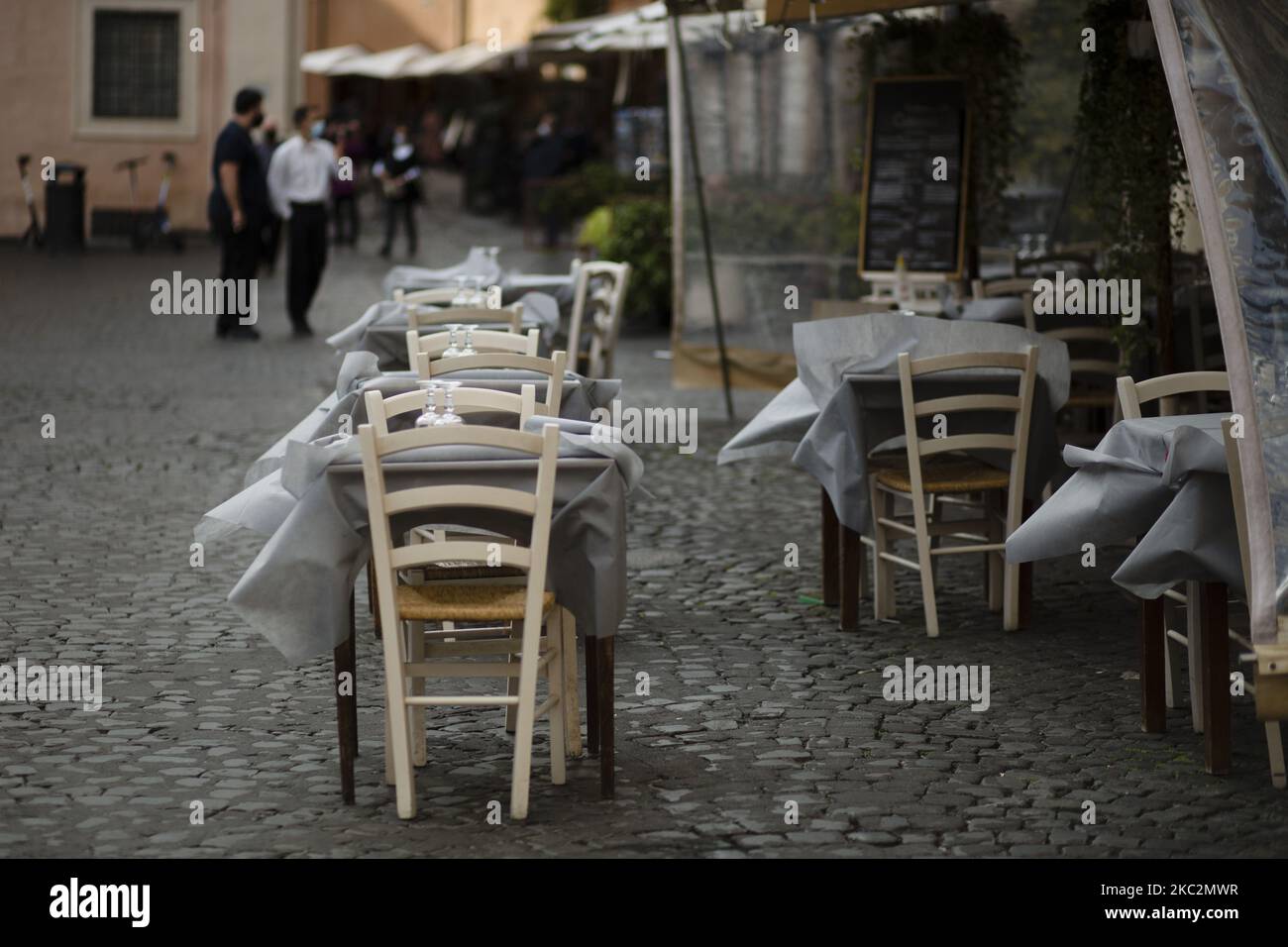 Der Wind bewegt die Tischdecken an den Tischen eines verlassenen Restaurants im Stadtteil Trastevere, da Italien in Rom, Italien, am 26. Oktober 2020, mit einem Anstieg der Infektionen mit dem Coronavirus (COVID-19) konfrontiert ist. Die italienische Regierung hat neue landesweite Covid-19-Beschränkungen beschlossen, die am 26. Oktober in Kraft treten und die Schließung von Restaurants und Bars bis 6pm sowie die Schließung von Fitnessstudios, Kinos und Schwimmbädern umfassen. Nach Angaben des Gesundheitsministeriums gab es in den letzten 24 Stunden von 124.686 durchgeführten Tampons 17.012 Infektionen mit Covid-19. 141 Todesfälle und 76 weitere Patienten wurden in Intensi aufgenommen Stockfoto