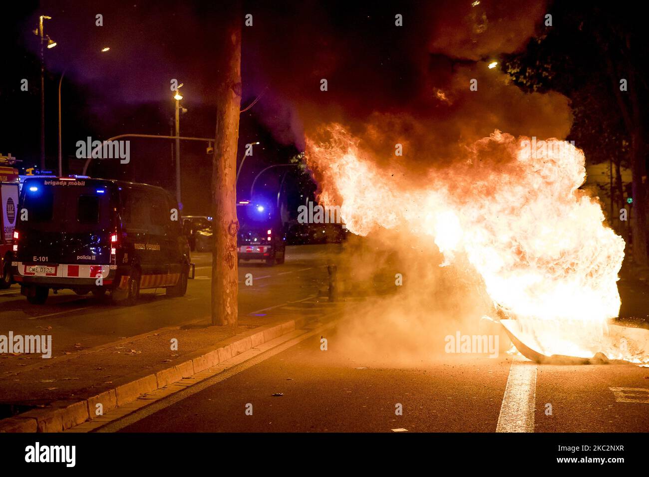 Negativisten und junge nächtliche Aktivisten verbrennen Mülltonnen und schaffen Unruhen mit der Polizei in der zweiten Nacht der Ausgangssperre gegen die Coronavirus-Pandemie - Covid 19. Am 26. Oktober 2020 in Barcelona, Katalonien, Spanien. (Foto von Albert Llop/NurPhoto) Stockfoto