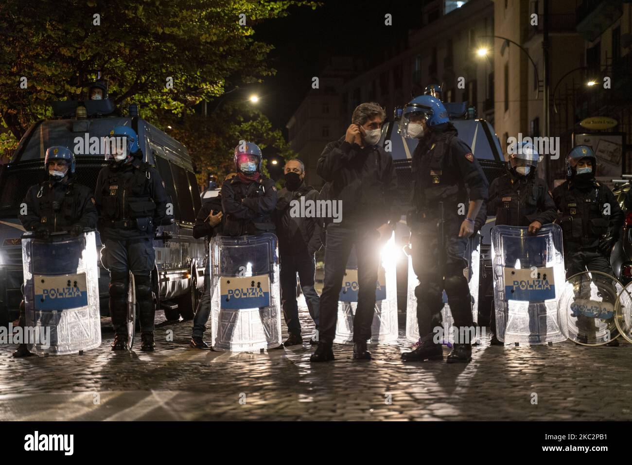 Demonstrationen gegen die Einschränkungen, die die nationale und lokale Regierung zur Eindämmung der Ausbreitung der Covid-19-Epidemie in Neapel am 26.. Oktober 2020 durchgeführt hat. (Foto von Fabio Burrelli/NurPhoto) Stockfoto