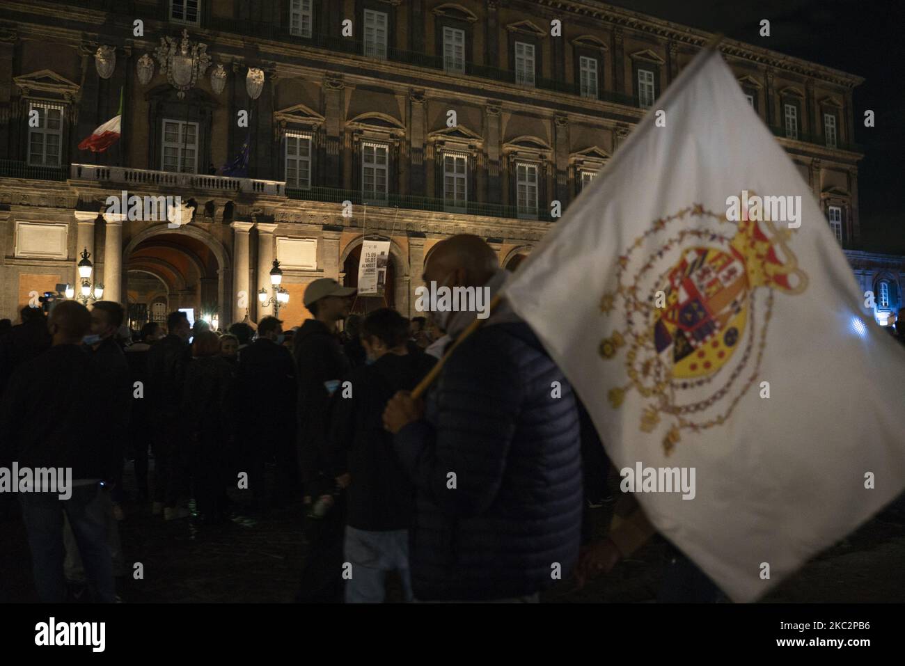 Demonstrationen gegen die Einschränkungen, die die nationale und lokale Regierung zur Eindämmung der Ausbreitung der Covid-19-Epidemie in Neapel am 26.. Oktober 2020 durchgeführt hat. (Foto von Fabio Burrelli/NurPhoto) Stockfoto