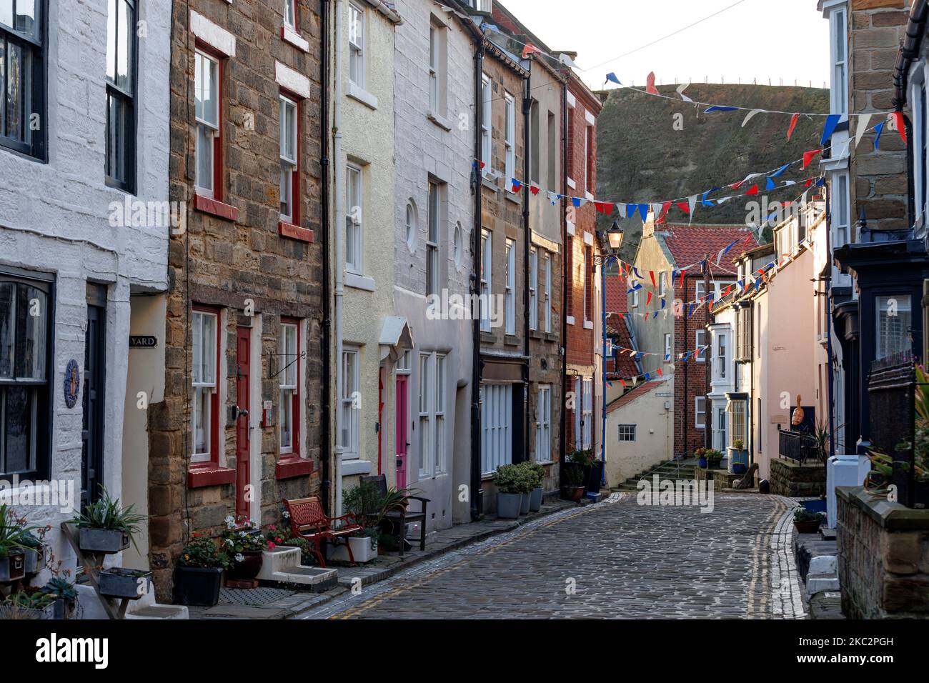 Typische Kopfsteinpflaster Street Staithes North Yorkshire England Stockfoto