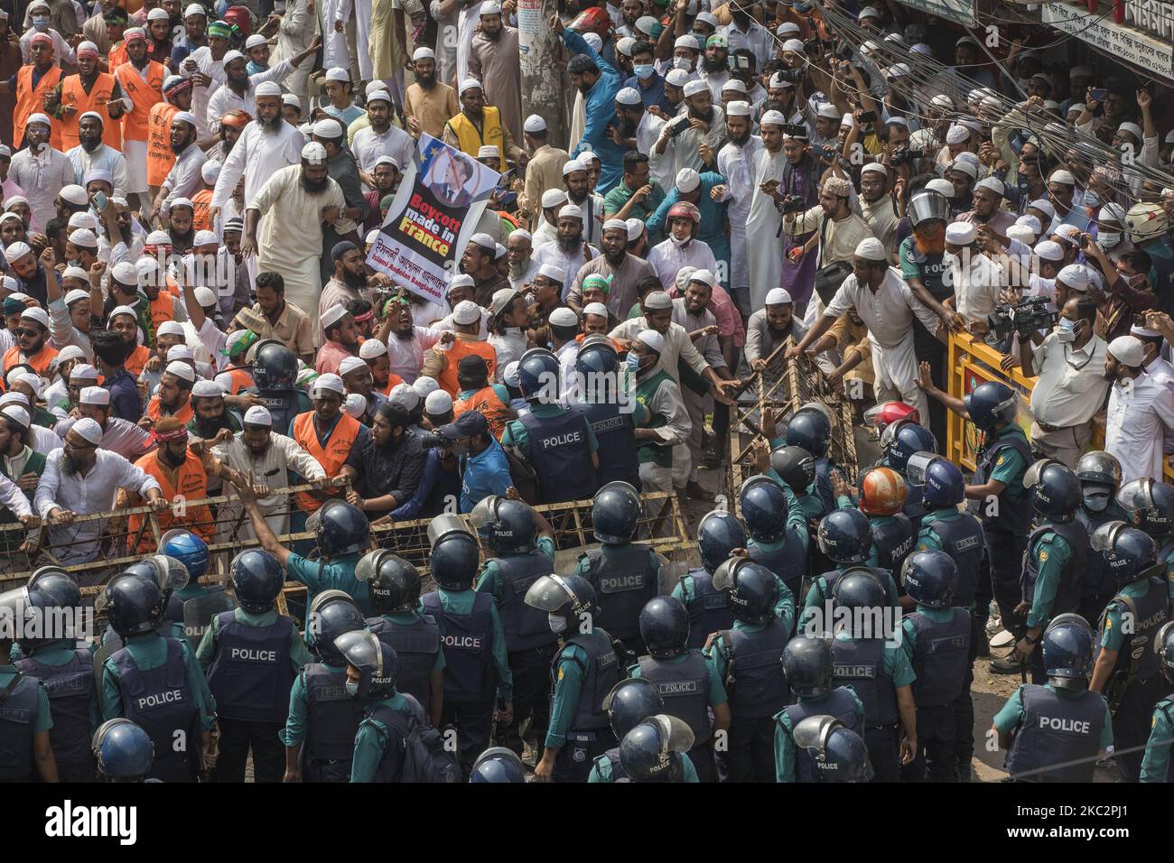 Die Polizei setzt Hindernisse ein, um Aktivisten und Anhänger der islamistischen politischen Partei Islami Andolon Bangladesh daran zu hindern, während eines protestmarsches, der zum Boykott französischer Produkte aufruft, vorzugehen und den französischen Präsidenten Emmanuel Macron für seine Kommentare über die Karikaturen des Propheten Mohammed am 27. Oktober 2020 in Dhaka zu verurteilen. (Foto von Ahmed Salahuddin/NurPhoto) Stockfoto