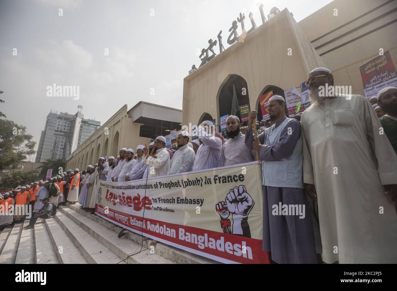 Aktivisten und Anhänger der Islami Andolon Bangladesh, einer islamistischen politischen Partei, halten am 27. Oktober 2020 in Dhaka einen protestmarsch ab, der zum Boykott französischer Produkte aufruft und den französischen Präsidenten Emmanuel Macron für seine Kommentare zu Karikaturen des Propheten Mohammed anprangert. (Foto von Ahmed Salahuddin/NurPhoto) Stockfoto