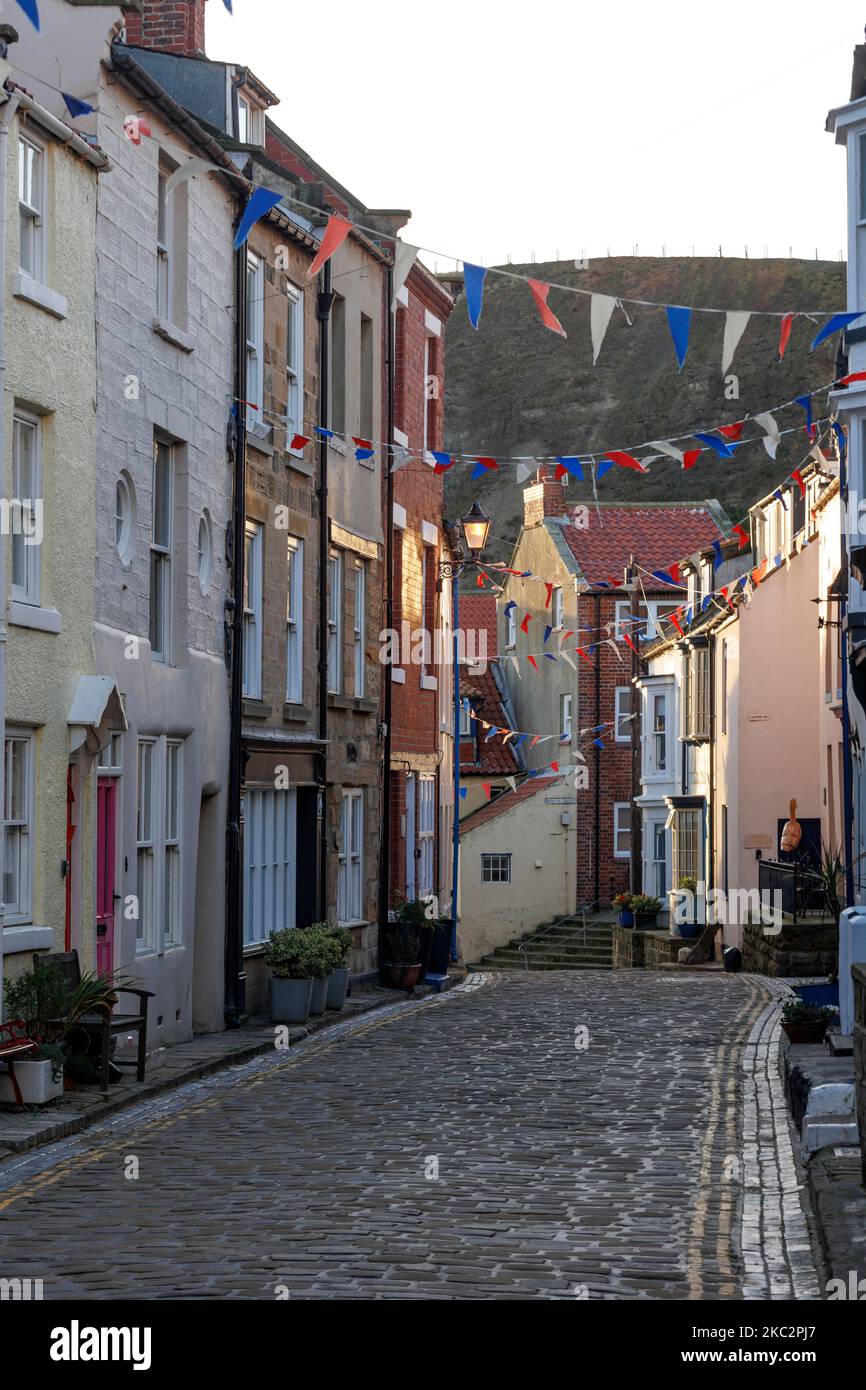 Typische Kopfsteinpflaster Street Staithes North Yorkshire England Stockfoto