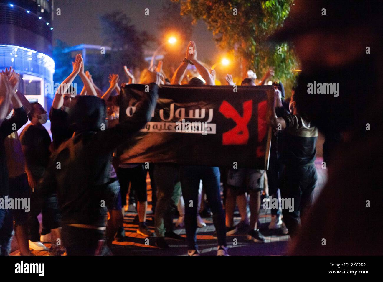 Demonstration gegen den französischen Präsidenten Emmanuel Macron aus der französischen Botschaft in Nikosia, Zypern, am 27. Oktober 2020 von einem in Zypern lebenden Muslim. (Foto von George Christophorou/NurPhoto) Stockfoto