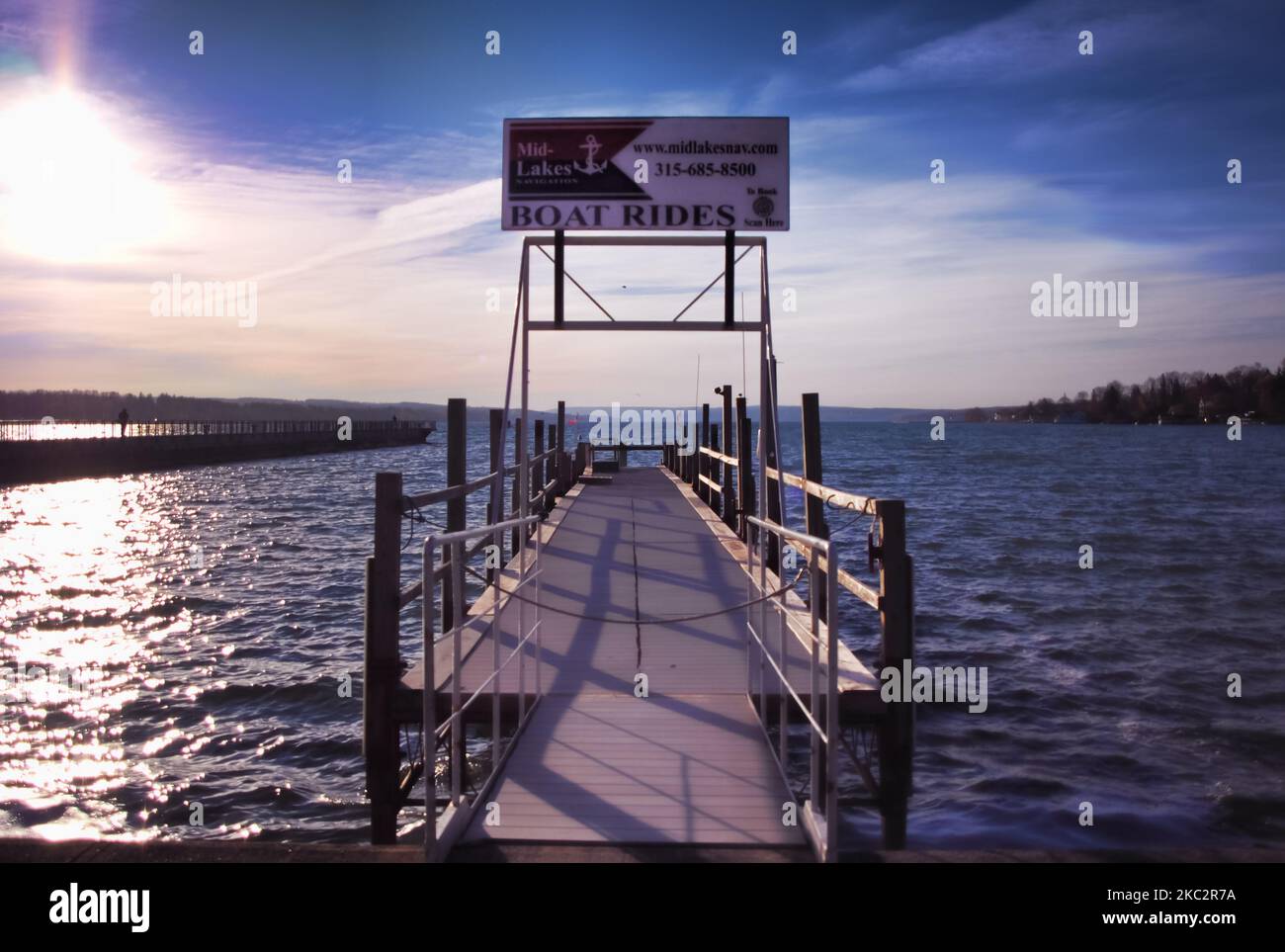 Skaneateles, New York, USA. 4. November 2022. Pier und Bootstouren Werbeschild am Skaneateles Lake in Skaneateles, New York im Herbst Stockfoto