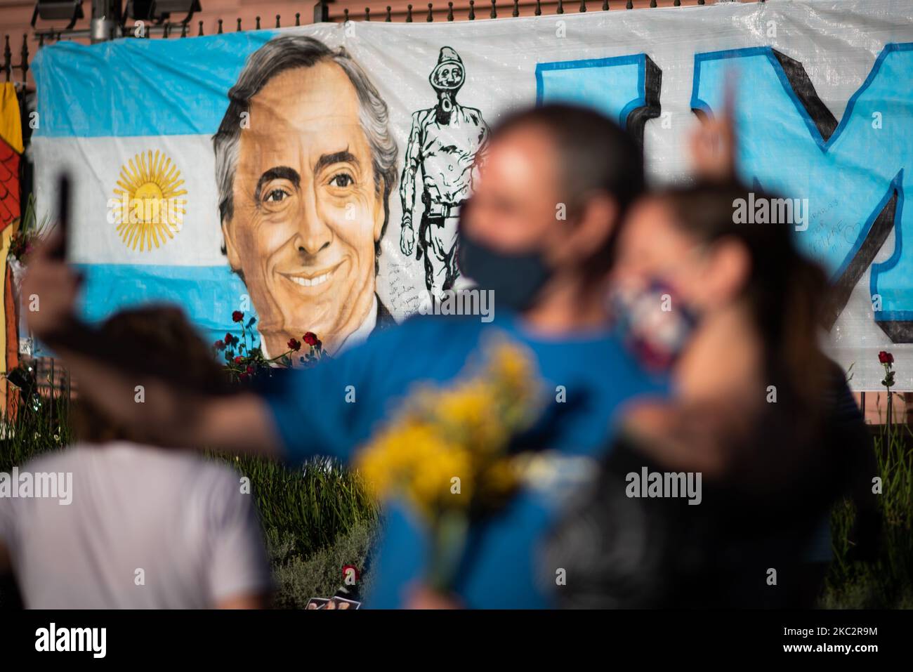 Demonstranten nehmen an einer Hommage an den verstorbenen ehemaligen Präsidenten Argentiniens (2003-2007) Nestor Kirchner am 27. Oktober 2020 in Buenos Aires, Argentinien, Teil. Kirchner starb am 27. Oktober 2010 im Alter von 60 Jahren in El Calafate, Südargentinien, an einem Herzinfarkt. (Foto von Manuel Cortina/NurPhoto) Stockfoto