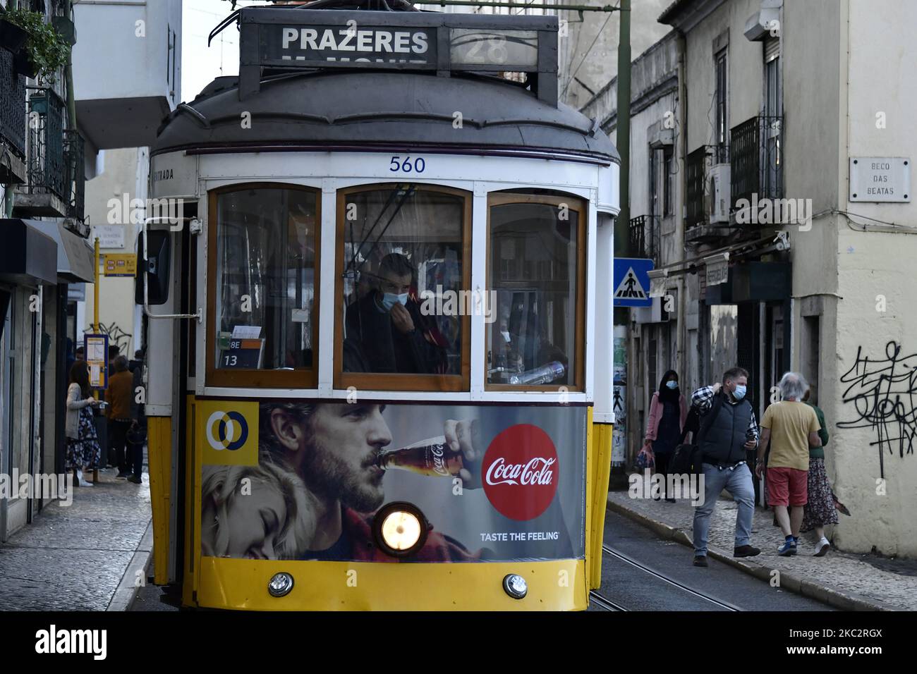 Ein Straßenbahnfahrer trägt eine Schutzmaske. Lissabon, Den 27. Oktober 2020. Die portugiesische Regierung hat mit ihrem Notstandsdekret, das im Oktober 28. eingeführt wurde, die obligatorische Verwendung von Schutzmasken in öffentlichen Räumen aufgrund der Zunahme von Covid-19-Fällen im Land eingeführt. Am 8.. Oktober brach das Land die Barriere von 1.000 neuen Fällen pro Tag und registriert jetzt mehr als 3.000 Infektionen pro Tag. (Foto von Jorge Mantilla/NurPhoto) Stockfoto