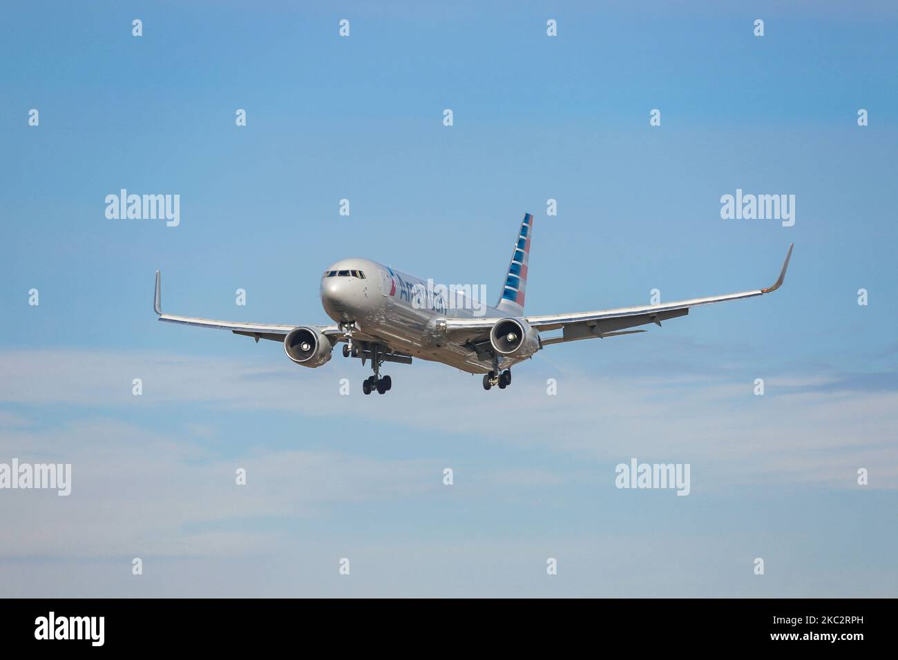 American Airlines Boeing 767-Flugzeuge, wie sie bei der endgültigen Landung auf dem New York John F. Kennedy International Airport JFK in New York, USA, fliegen. Das Großraumflugzeug Boeing 767-300ER hatte die Zulassung N350AN und wurde von 2x GE-Düsenmotoren angetrieben. Die Fluggesellschaft lagerte das Flugzeug in der REIHE des Roswell Industrial Air Center wegen der Coronavirus Covid-19-Pandemie, die die Luftfahrtindustrie hart getroffen hatte. American Airlines AA AAL ist die nach Flotte größte Fluggesellschaft der Welt mit Hauptsitz in ort Worth Texas und Mitglied der oneworld-Luftfahrtallianz. New York, Vereinigte Staaten von Amerika Stockfoto