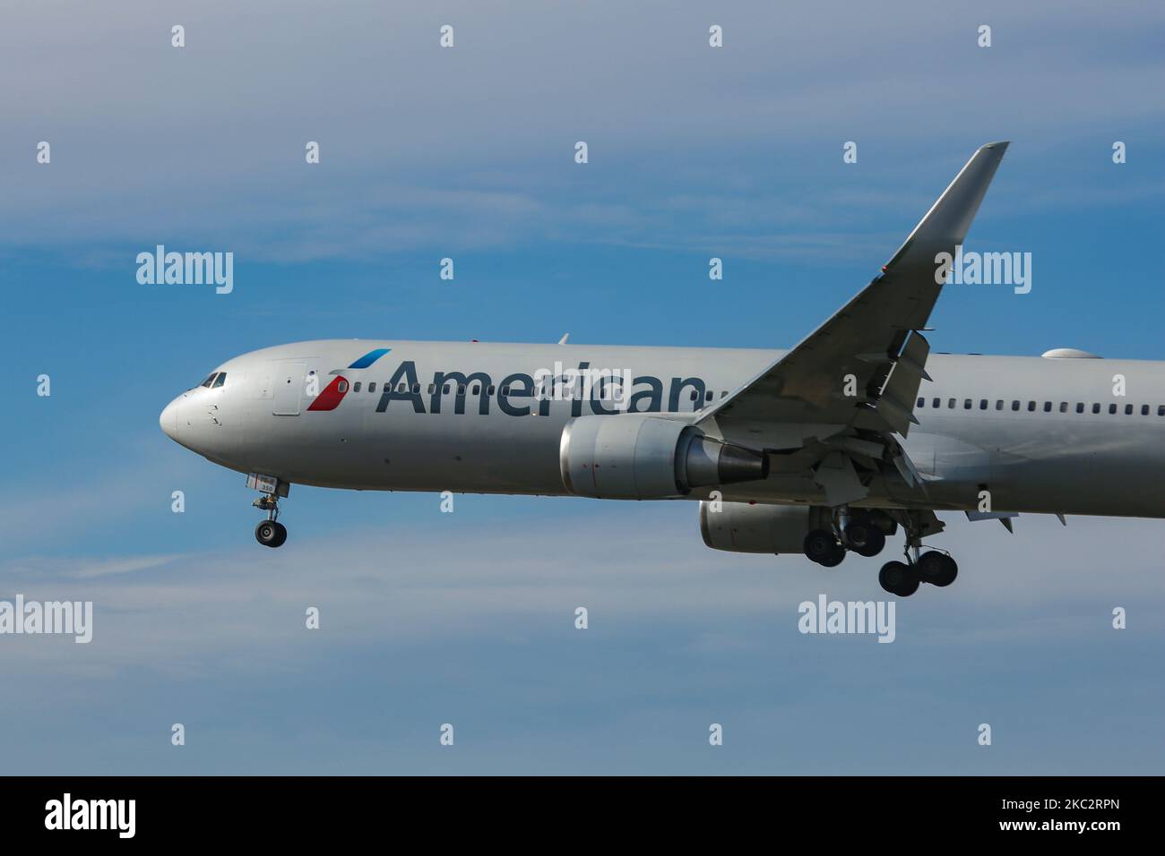 American Airlines Boeing 767-Flugzeuge, wie sie bei der endgültigen Landung auf dem New York John F. Kennedy International Airport JFK in New York, USA, fliegen. Das Großraumflugzeug Boeing 767-300ER hatte die Zulassung N350AN und wurde von 2x GE-Düsenmotoren angetrieben. Die Fluggesellschaft lagerte das Flugzeug in der REIHE des Roswell Industrial Air Center wegen der Coronavirus Covid-19-Pandemie, die die Luftfahrtindustrie hart getroffen hatte. American Airlines AA AAL ist die nach Flotte größte Fluggesellschaft der Welt mit Hauptsitz in ort Worth Texas und Mitglied der oneworld-Luftfahrtallianz. New York, Vereinigte Staaten von Amerika Stockfoto