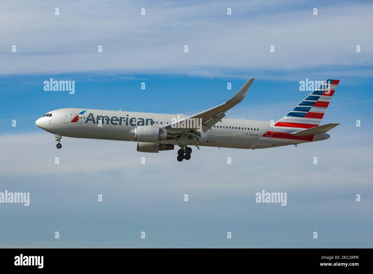 American Airlines Boeing 767-Flugzeuge, wie sie bei der endgültigen Landung auf dem New York John F. Kennedy International Airport JFK in New York, USA, fliegen. Das Großraumflugzeug Boeing 767-300ER hatte die Zulassung N350AN und wurde von 2x GE-Düsenmotoren angetrieben. Die Fluggesellschaft lagerte das Flugzeug in der REIHE des Roswell Industrial Air Center wegen der Coronavirus Covid-19-Pandemie, die die Luftfahrtindustrie hart getroffen hatte. American Airlines AA AAL ist die nach Flotte größte Fluggesellschaft der Welt mit Hauptsitz in ort Worth Texas und Mitglied der oneworld-Luftfahrtallianz. New York, Vereinigte Staaten von Amerika Stockfoto