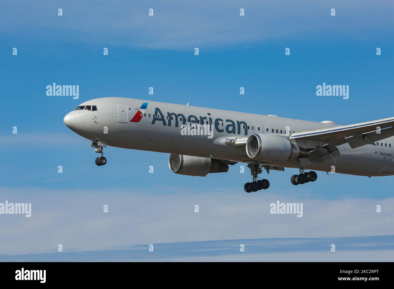 American Airlines Boeing 767-Flugzeuge, wie sie bei der endgültigen Landung auf dem New York John F. Kennedy International Airport JFK in New York, USA, fliegen. Das Großraumflugzeug Boeing 767-300ER hatte die Zulassung N350AN und wurde von 2x GE-Düsenmotoren angetrieben. Die Fluggesellschaft lagerte das Flugzeug in der REIHE des Roswell Industrial Air Center wegen der Coronavirus Covid-19-Pandemie, die die Luftfahrtindustrie hart getroffen hatte. American Airlines AA AAL ist die nach Flotte größte Fluggesellschaft der Welt mit Hauptsitz in ort Worth Texas und Mitglied der oneworld-Luftfahrtallianz. New York, Vereinigte Staaten von Amerika Stockfoto