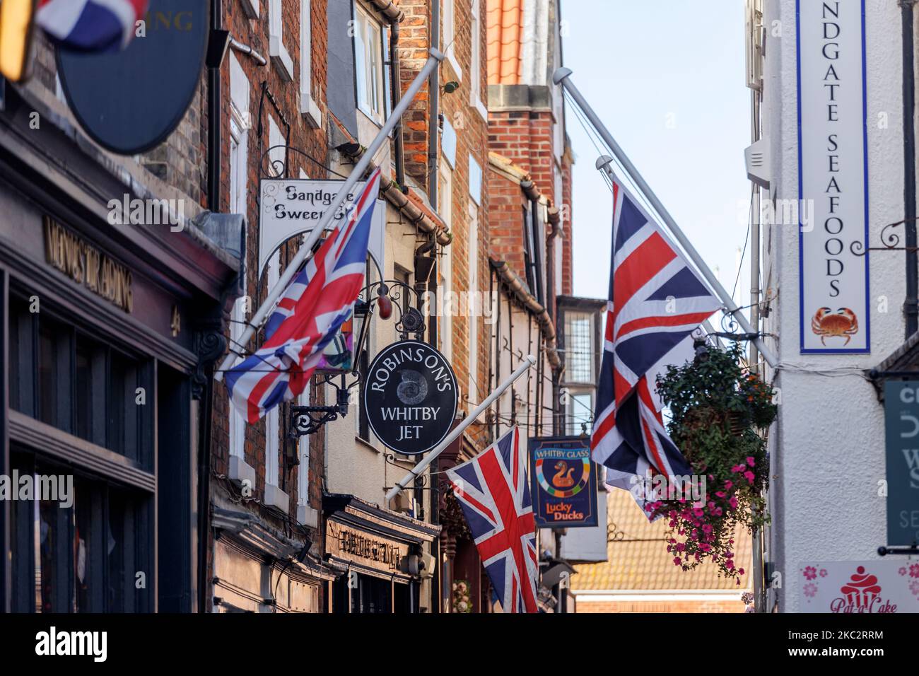 Flaggen und Haunting über den Shops Whitby North Yorkshire England Stockfoto