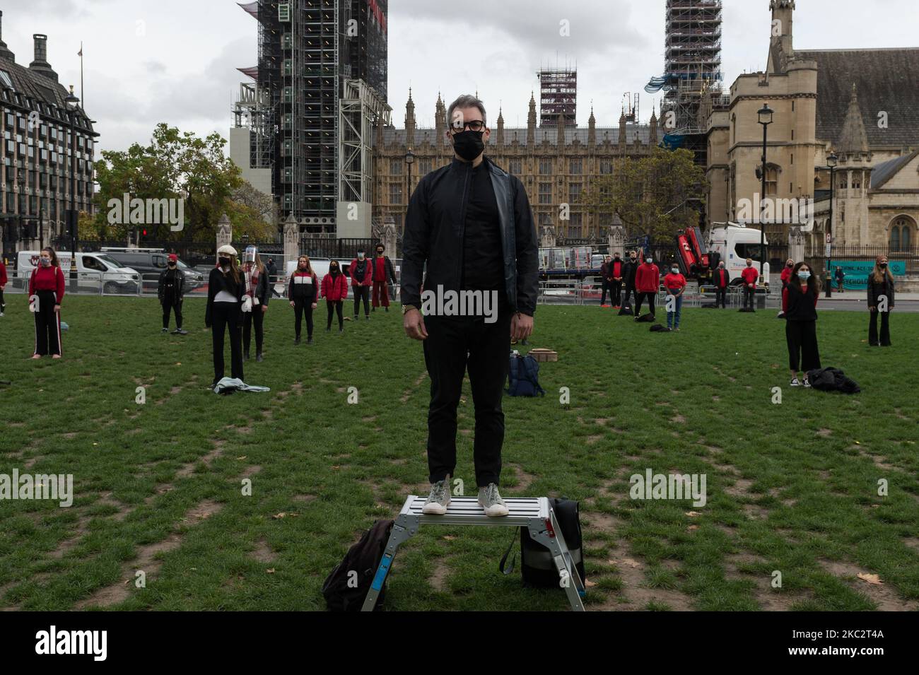 Am 28. Oktober 2020 in London, England, versammeln sich Sänger auf dem Parliament Square, um an der kreativen Demonstration von ‘Survival in the Square teilzunehmen, um die Notlage der Live-Event-Industrie zu verdeutlichen, die aufgrund der Covid-19-Pandemie eingestellt wurde. Die einwöchige Reihe von Aktivierungen, die von We Make Events organisiert wird, soll die Breite der Live-Veranstaltungen und die technische Lieferkette, die sie unterstützen, demonstrieren und die Regierung dazu aufrufen, Richtlinien zur Gewährleistung einer sicheren Rückkehr zur Arbeit und finanzielle Unterstützung bereitzustellen, bis Einschränkungen vorhanden sind. (Foto von Wiktor Szymanowicz/NurPhoto) Stockfoto