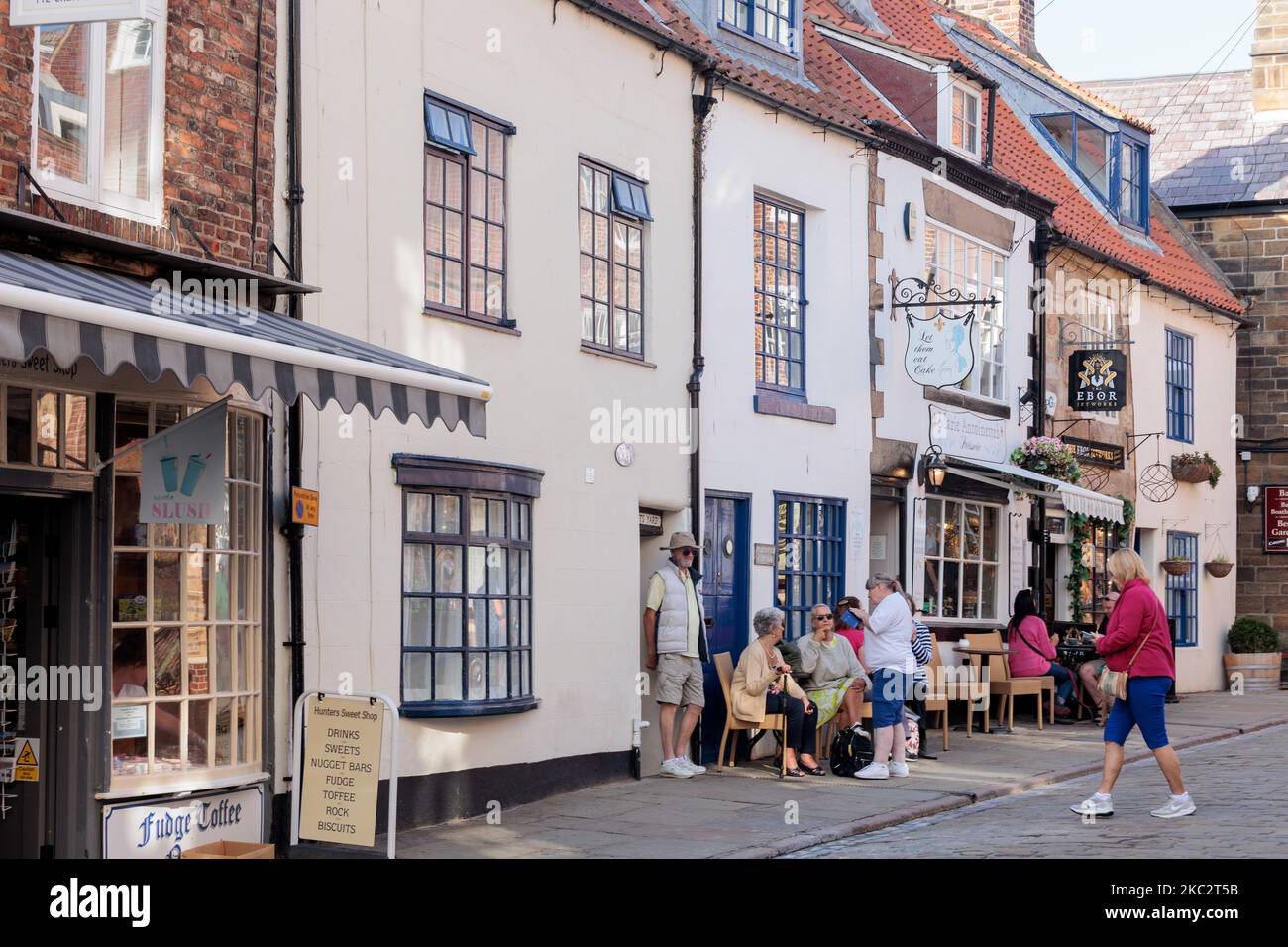 Traditionelle Geschäfte entlang der Church Street Whitby North Yorkshire England Stockfoto