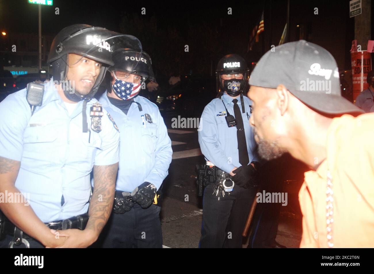 Der Aktivist G-Law arbeitet mit dem einzigen Beamten zusammen, der mit ihm sprechen wird, er und andere Führer werden weitgehend ignoriert, während sie am 27. Oktober in Philadelphia, PA, nach Antworten und Dialog suchen. 2020.die Proteste in West Philadelphia dauern an, als Bewohner und Familienmitglieder um die Tötung von Walter Wallace Jr. trauern, einem kürzlich verheirateten 27-jährigen Vater von sieben Kindern, der von der Polizei in den Händen genommen wurde, als sie sich entschieden, tödliche Gewalt gegen weniger tödliche Optionen einzusetzen, die ihnen zur Verfügung stehen, Wallace hatte zum Zeitpunkt seines Todes in Philadelphia eine psychische Krise. (Foto von Cory Clark/NurPhoto) Stockfoto
