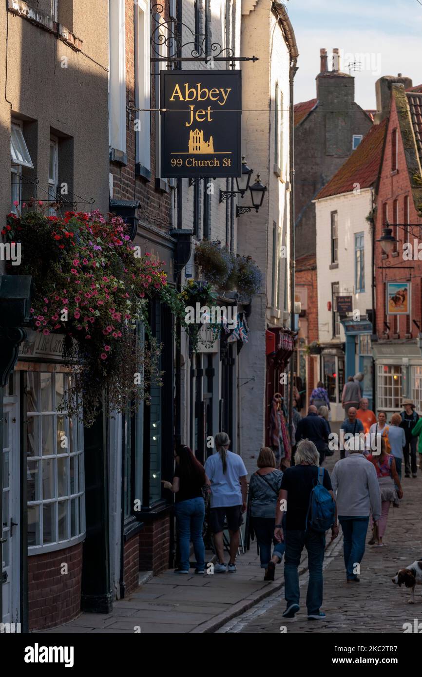 Traditionelle Jet Shops entlang der Church Street Whitby North Yorkshire England Stockfoto