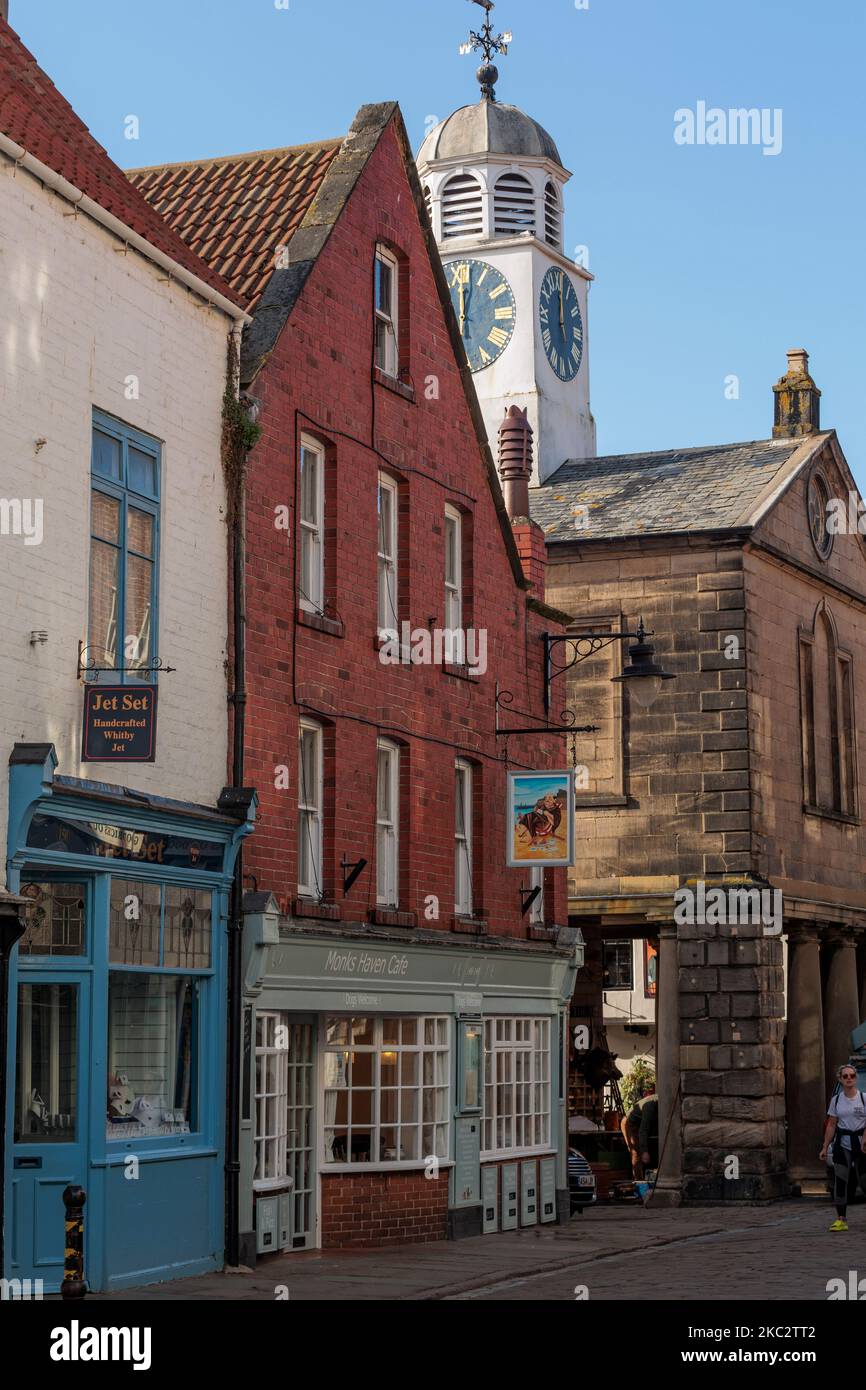 Traditionelle Jet Shops entlang der Church Street mit der Town Hall Clock Whitby North Yorkshire England Stockfoto