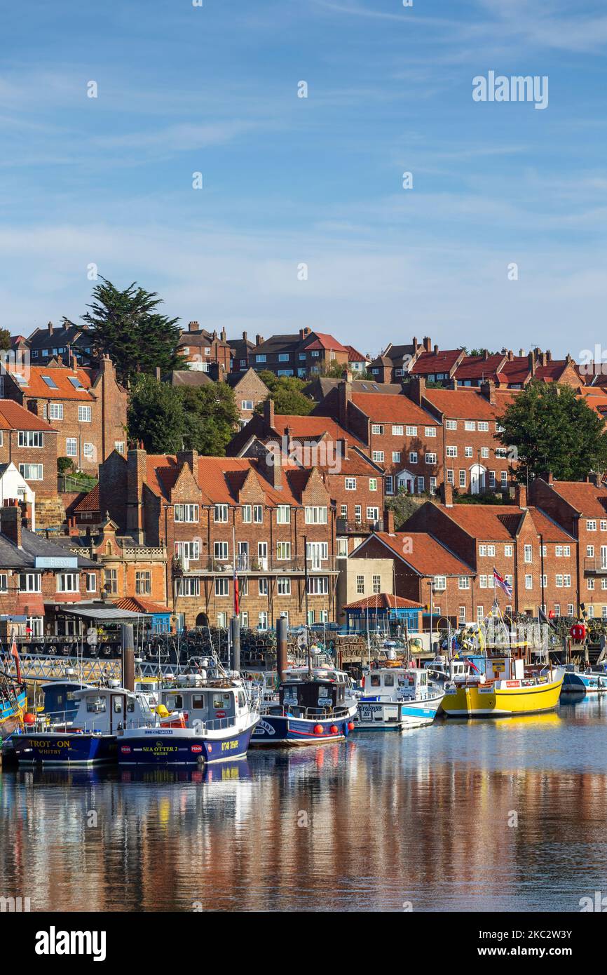 Vergnügen und Angeln Boote auf dem Fluss Esk mit Reflexionen Whitby North Yorkshire England Stockfoto