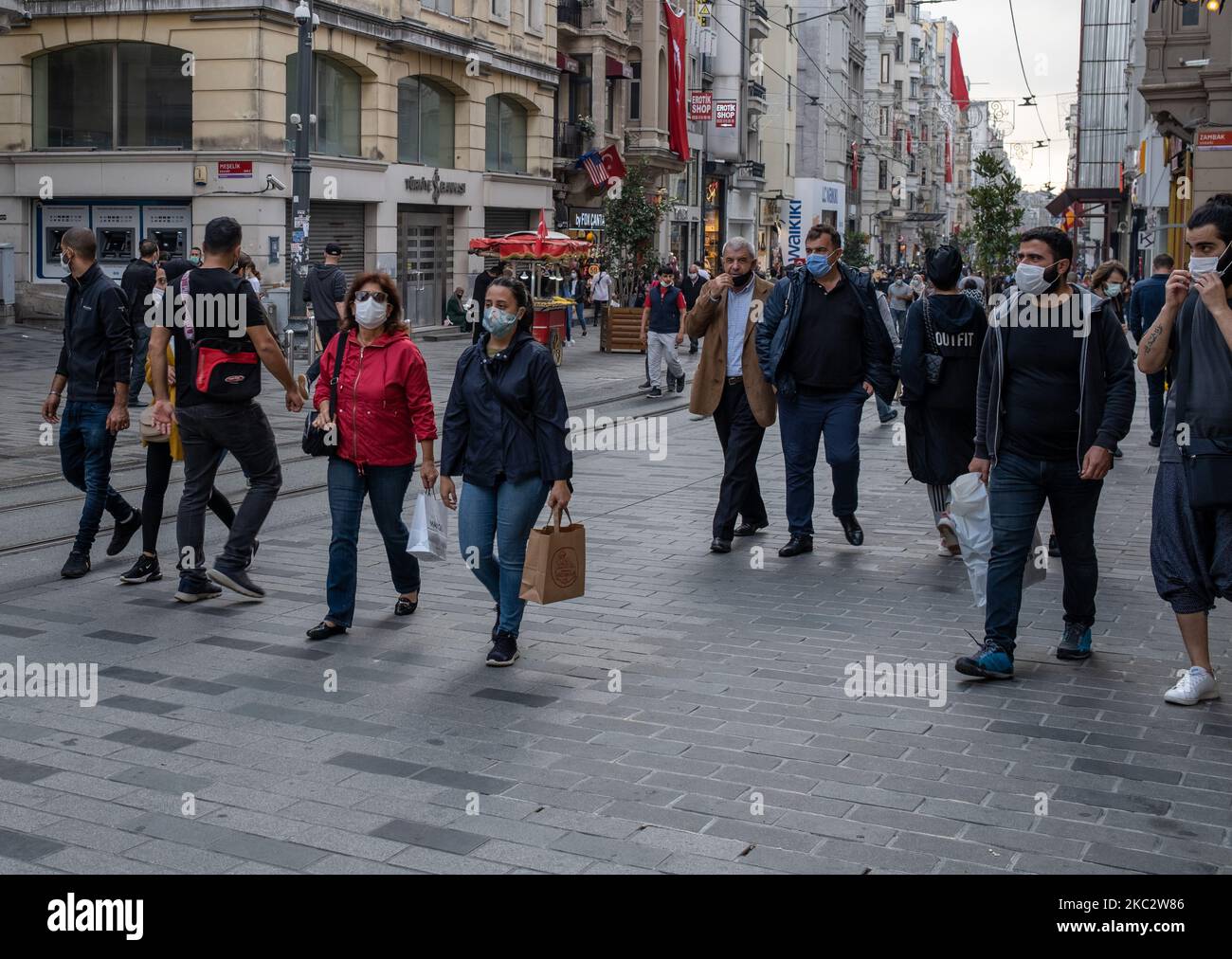 Das tägliche Leben in Istanbul, Türkei, gesehen am 28. Oktober 2020. Rund 40 Prozent der COVID-19-Fälle befinden sich in Istanbul. Bis heute wird in der Türkei von 10.027 Todesfällen im Zusammenhang mit dem Coronavirus berichtet. (Foto von Erhan Demirtas/NurPhoto) Stockfoto