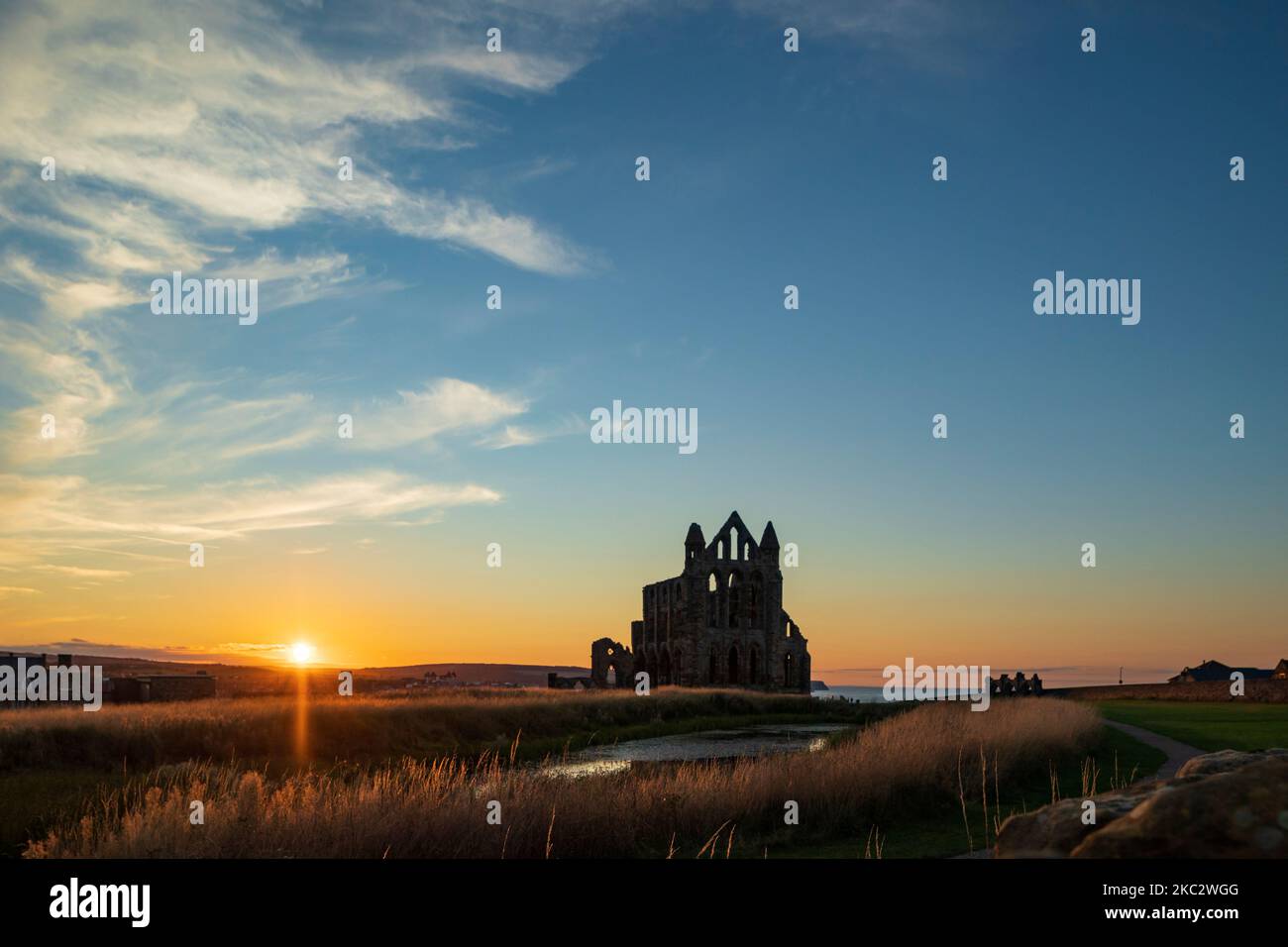 Whitby Abbey North Cliff Whitby North Yorkshire England bei Sonnenuntergang Stockfoto