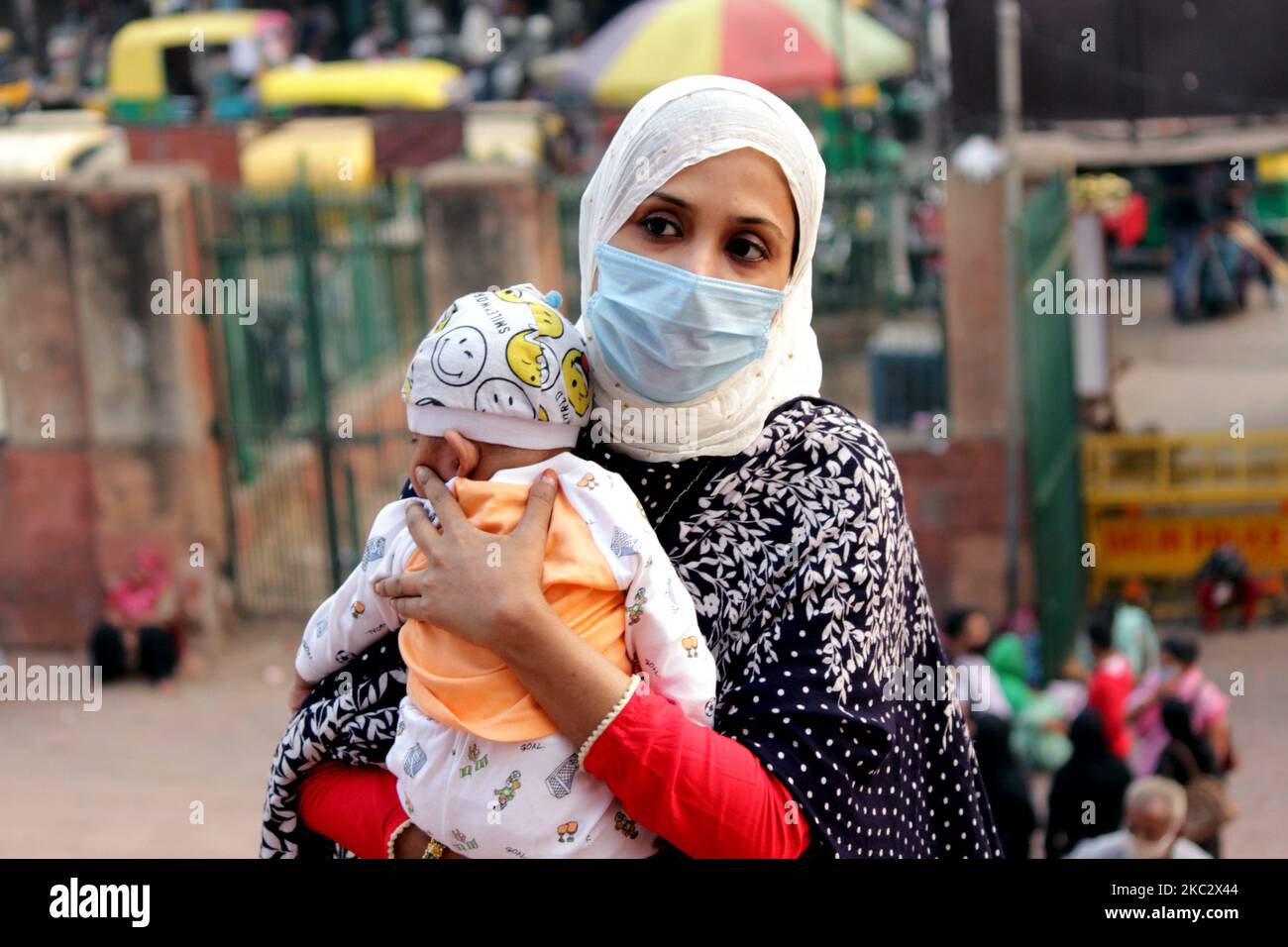 Eine Frau bedeckt ihr Gesicht als Vorsichtsmaßnahme gegen Covid-19, in der Nähe von Jama Masjid in der Hauptstadt Delhi, am 29. Oktober 2020 mit einer Maske. Indiens Covid-19-Tally überschritt die acht-Millionen-Marke mit 49.881 Fällen innerhalb eines Zeitraums von 24 Stunden. Während die Gesamtzahl der Todesopfer bei 8.040.203 lag, stieg die Zahl der Todesopfer laut dem Ministerium für Gesundheit und Familienwohlfahrt ebenfalls auf 120.527. (Foto von Mayank Makhija/NurPhoto) Stockfoto