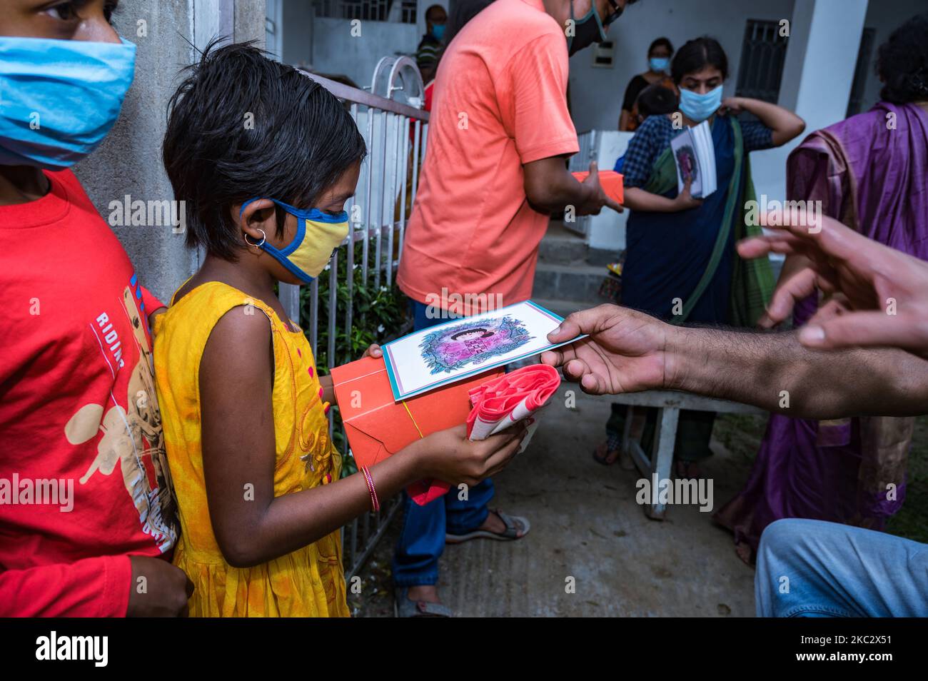 Anlässlich der Durga Puja gibt eine freiwillige Organisation bedürftigen Kindern während der Coronavirus-Pandemie am 24. Oktober 2020 in Tehatta, Nadia, Westbengalen, Indien, Bücher und Nahrung. (Foto von Soumyabrata Roy/NurPhoto) Stockfoto