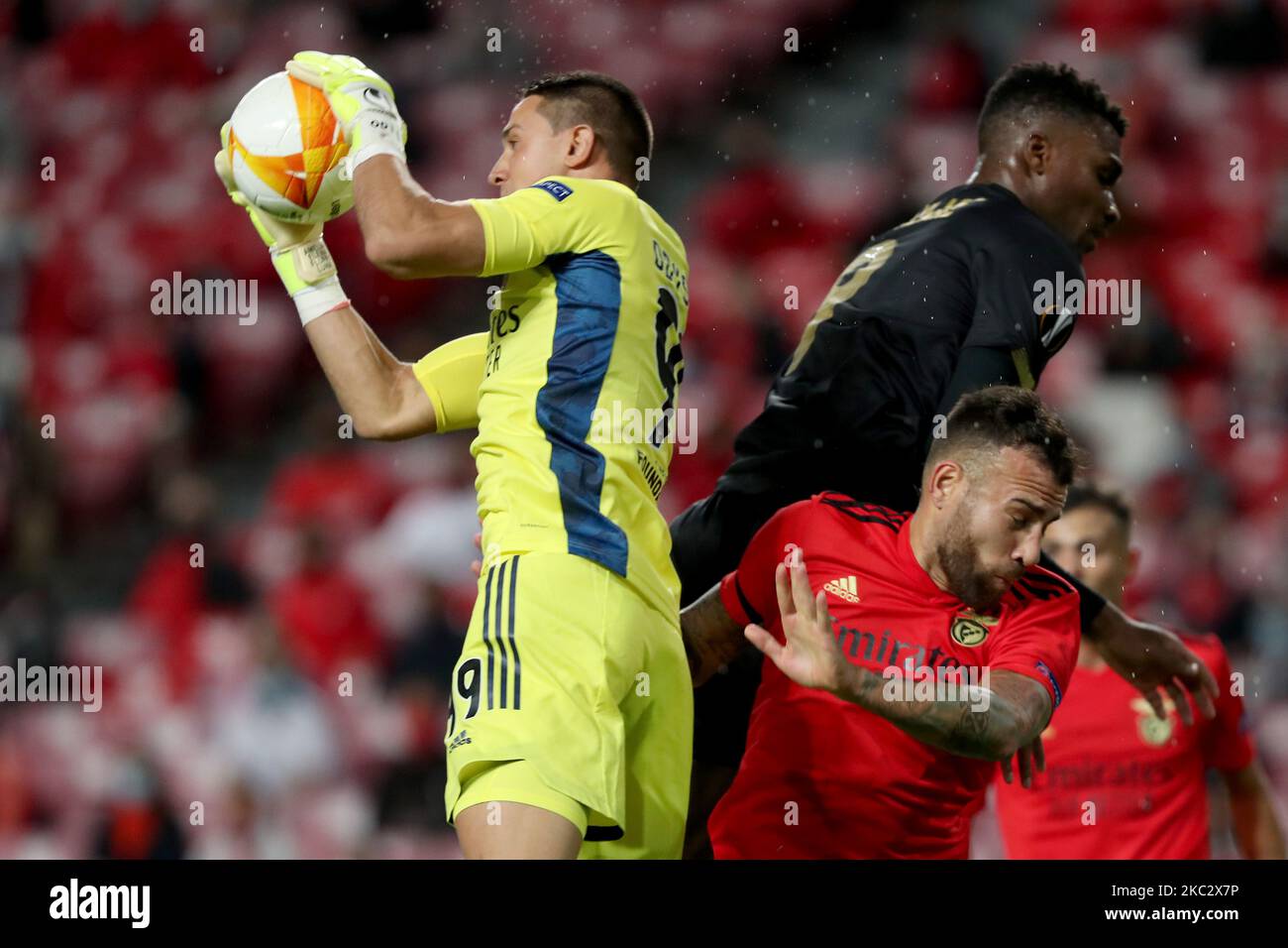 Benficas Torwart Odisseas Vlachodimos (L) macht sich während des Fußballspiels der UEFA Europa League Gruppe D zwischen SL Benfica und Royal Standard Liege am 29. Oktober 2020 im Luz-Stadion in Lissabon, Portugal, sicher. (Foto von Pedro FiÃºza/NurPhoto) Stockfoto