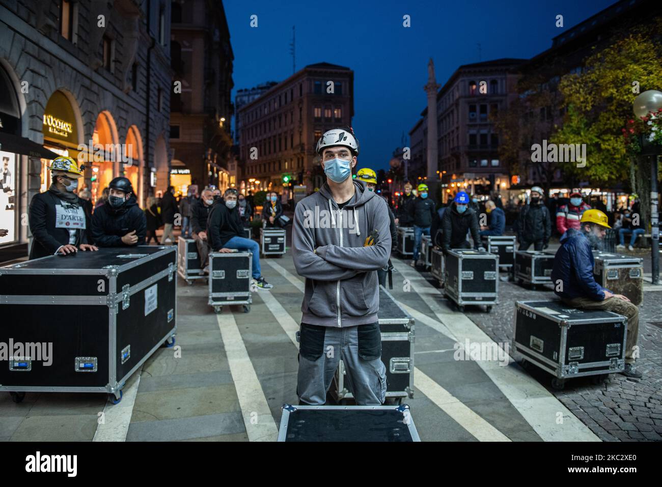 Showbusiness-Mitarbeiter nehmen am 29. Oktober 2020 an einer Demonstration gegen das neue DPCM in Padua, Italien, Teil. Das neue DPCM, herausgegeben von Premier Giuseppe Conte und am 26. Oktober in Kraft getreten, sieht die Schließung von kulturellen Aktivitäten wie Kinos und Theatern vor, die als soziales Versammlungszentrum gelten und daher für die Verbreitung von Covid-19 gefährdet sind. Dies löste den Zorn der Showbusiness-Arbeiter aus, die heute auf die Straße gingen, um zu demonstrieren und ihre Stimmen zu Gehör zu bringen, indem sie mit Bühnenstämmen durch die Straßen von Padua bis zur Präfektur gingen (Foto: Robe Stockfoto