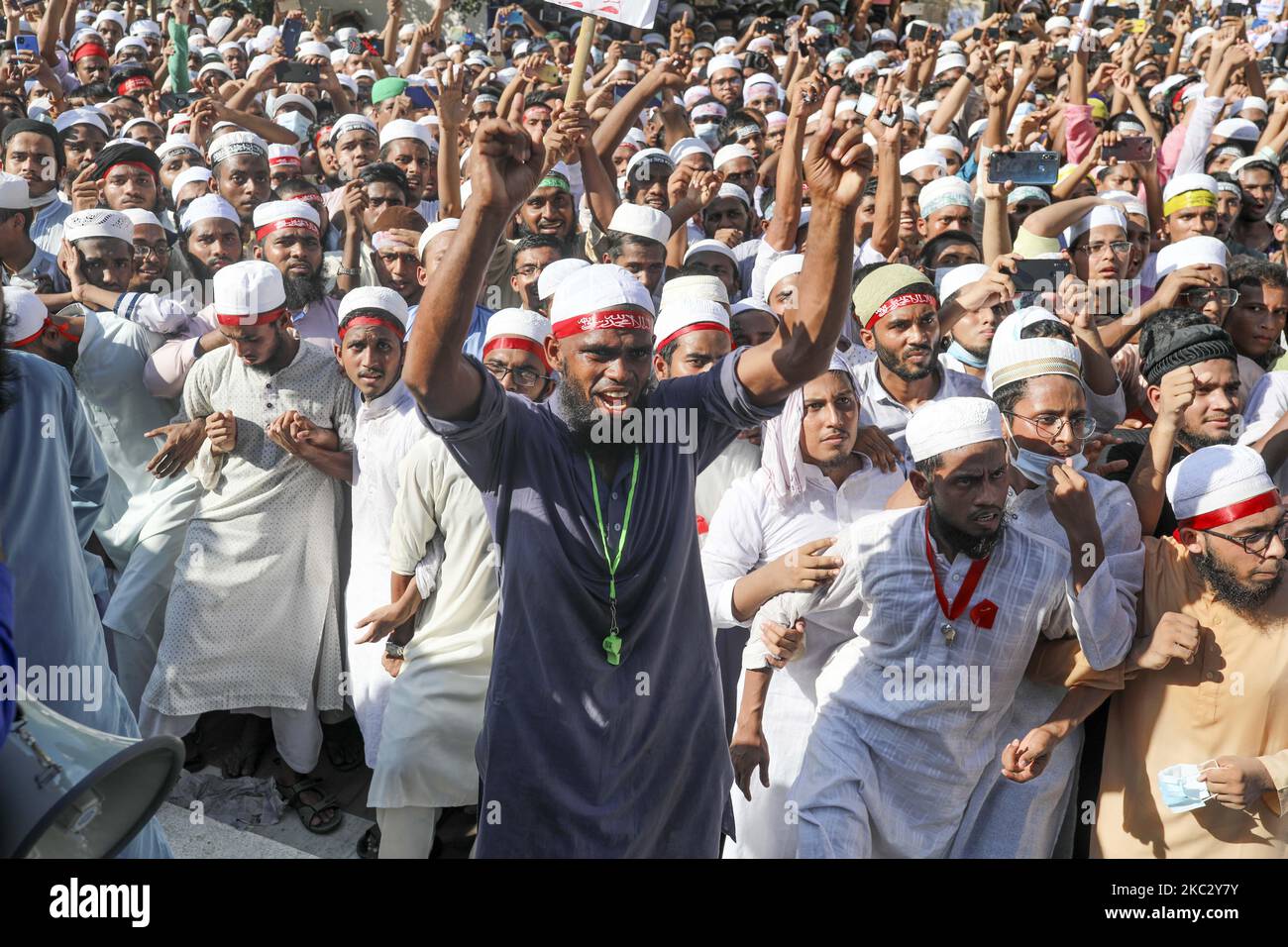 Anhänger und Aktivisten der Islami Oikya Jote, einer islamistischen politischen Partei, nehmen an einem Protest Teil, der zum Boykott französischer Produkte aufruft und den französischen Präsidenten Emmanuel Macron für seine Kommentare über die Karikaturen des Propheten Mohammed am 30. Oktober 2020 in Dhaka, Bangladesch, anprangert. (Foto von Kazi Salahuddin Razu/NurPhoto) Stockfoto