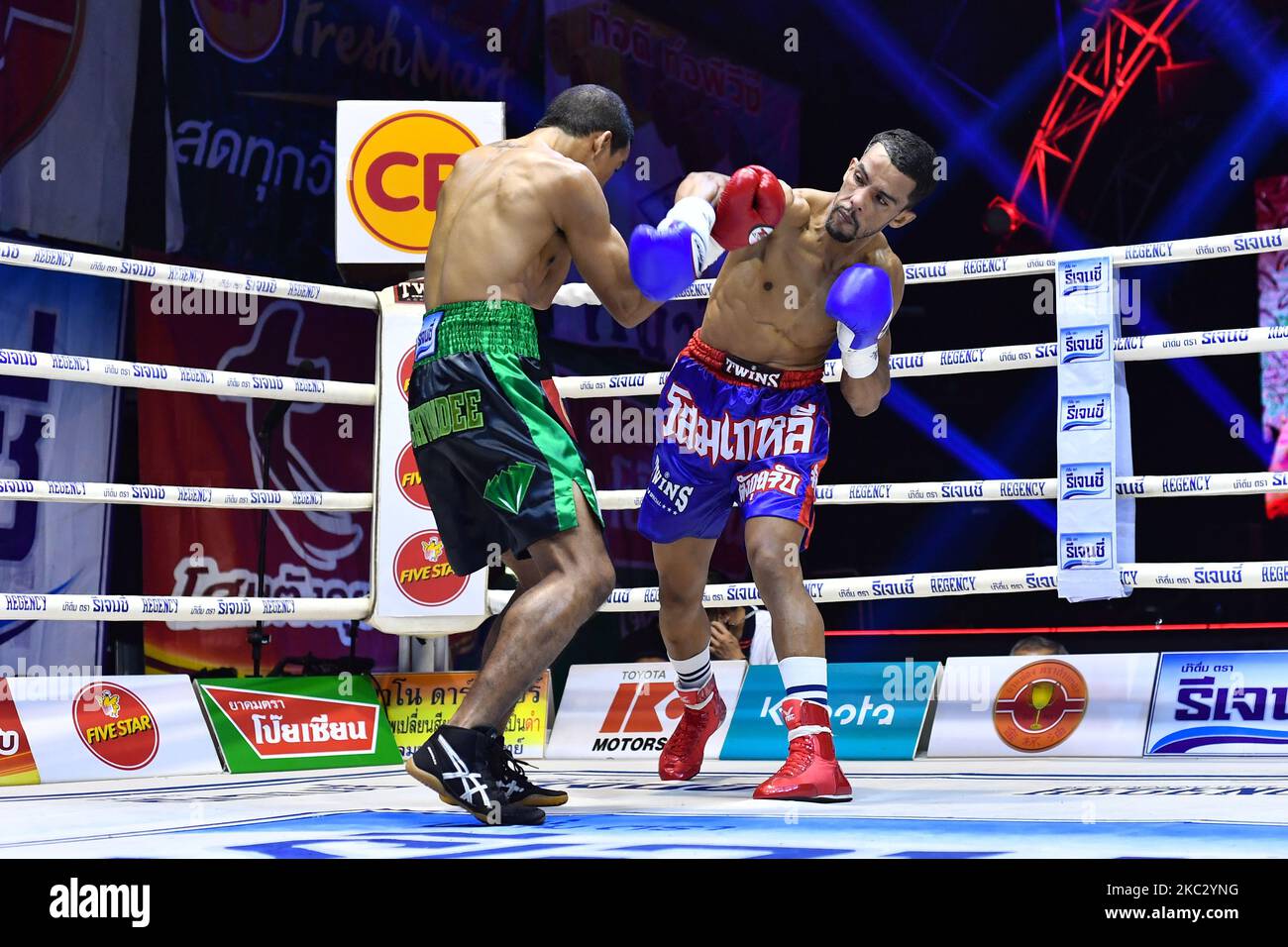 Omar Elquers aus Marokko (blau) schlägt Wanchana Meenayothin aus Thailand während des WBC Asia Super Featherweight (130 LBS.) Titelkampfs am Rangsit International Boxing Stadium am 30. Oktober 2020 in Bangkok, Thailand. (Foto von Vachira Vachira/NurPhoto) Stockfoto
