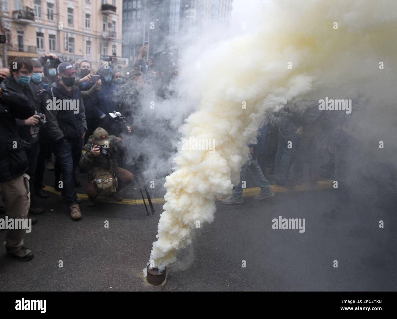 Am 30. Oktober 2020 wird in der Nähe des Gebäudes des Verfassungsgerichts in Kiew, Ukraine, Rauchflammen verbrannt, als sie gegen die Streichung der strafrechtlichen Haftung für ungenaue Vermögenserklärungen protestieren. Am 27. Oktober 2020 entschied das Verfassungsgericht über den Antrag von 47 Gesetzgebern, Artikel 366-1 des Strafgesetzbuches zu streichen, der die Haftung für ungenaue Vermögenserklärungen vorsieht, wie lokale Medien berichteten. (Foto von STR/NurPhoto) Stockfoto