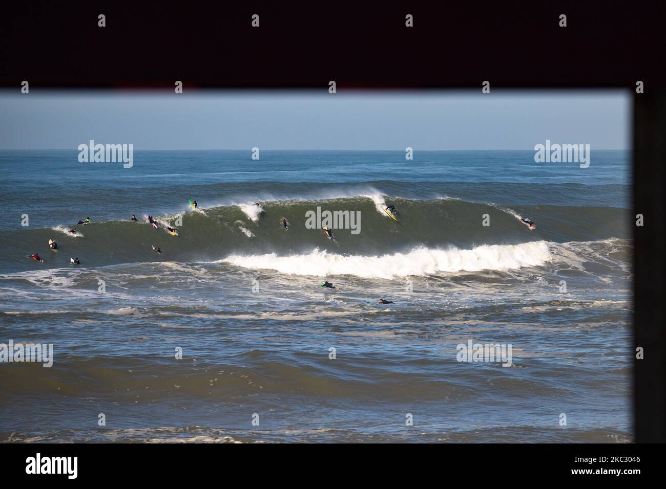 Rund 30 Surfer waren am 30. Oktober 2020 in Hossegor, Frankreich, mit den großen Wellen konfrontiert, obwohl Wassersportarten am Strand verboten sind, da die zweite Sperre in Frankreich begann, um die zweite Welle der Covid-19-Pandemie einzudämmen. (Foto von Jerome Gilles/NurPhoto) Stockfoto